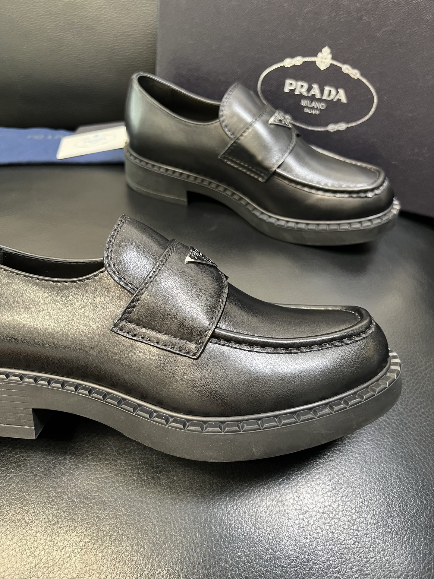 PRADA 高品质 顶级工艺品 普拉达 专柜同步 原厂配置，意大利进口原版牛皮面料，透气舒适进口水染牛里