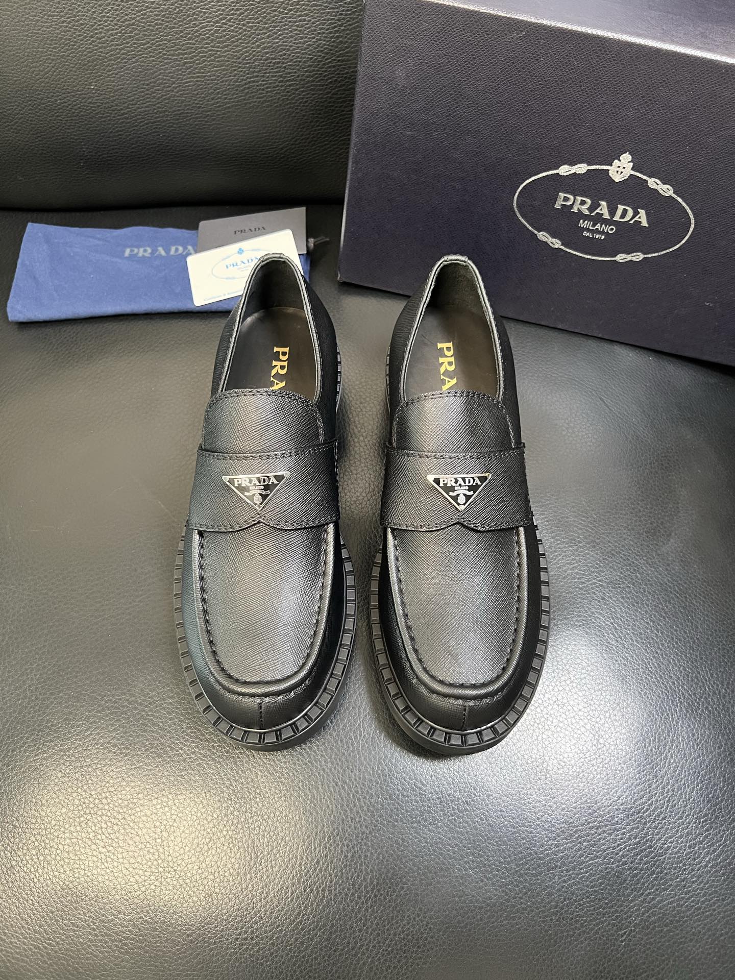 PRADA 高品质 顶级工艺品 普拉达 专柜同步 原厂配置，意大利进口原版牛皮面料，透气舒适进口水染牛里