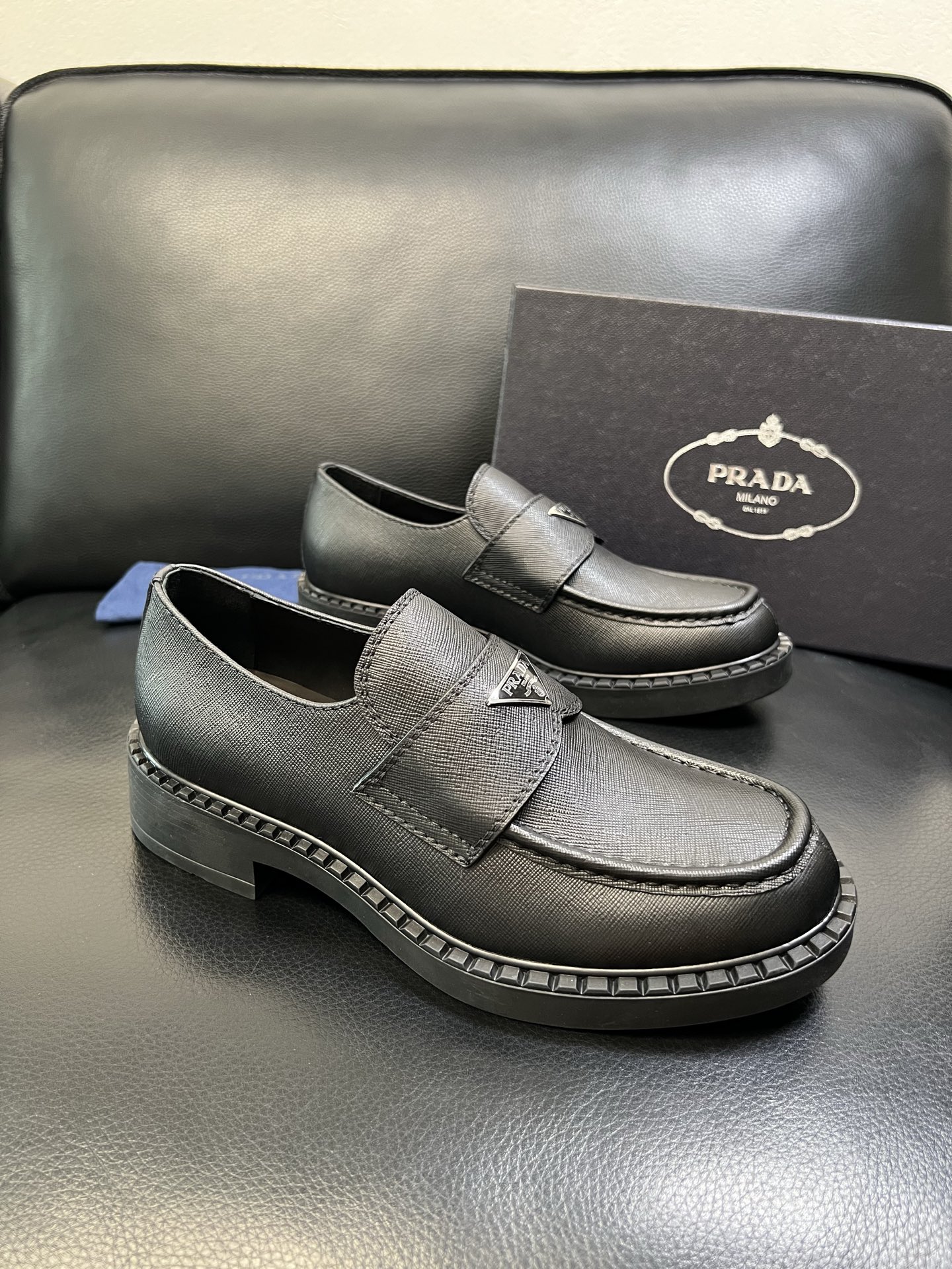 NO:556962,PRADA High-quality top crafts Prada counter synchronization, original factory configuration, original cowhide fabric imported from Italy, breathable and comfortable imported water-dyed cowhide pads, original soles specially provided by the factory and super comfortable, original factory high-quality single goods, welcome to compare and synchronize at the counter, code number 39-44 (order 38 45), prada, prada, cowhide19860909PRADA 高品质 顶级工艺品 普拉达 专柜同步 原厂配置,意大利进口原版牛皮面料,透气舒适进口水染牛里垫,鞋底原厂特供原版底超级舒适,原厂跟单货高品质,欢迎对比专柜同步,码数 39-44（订 38 45）,,prada,prada,cowhide,Men's shoes