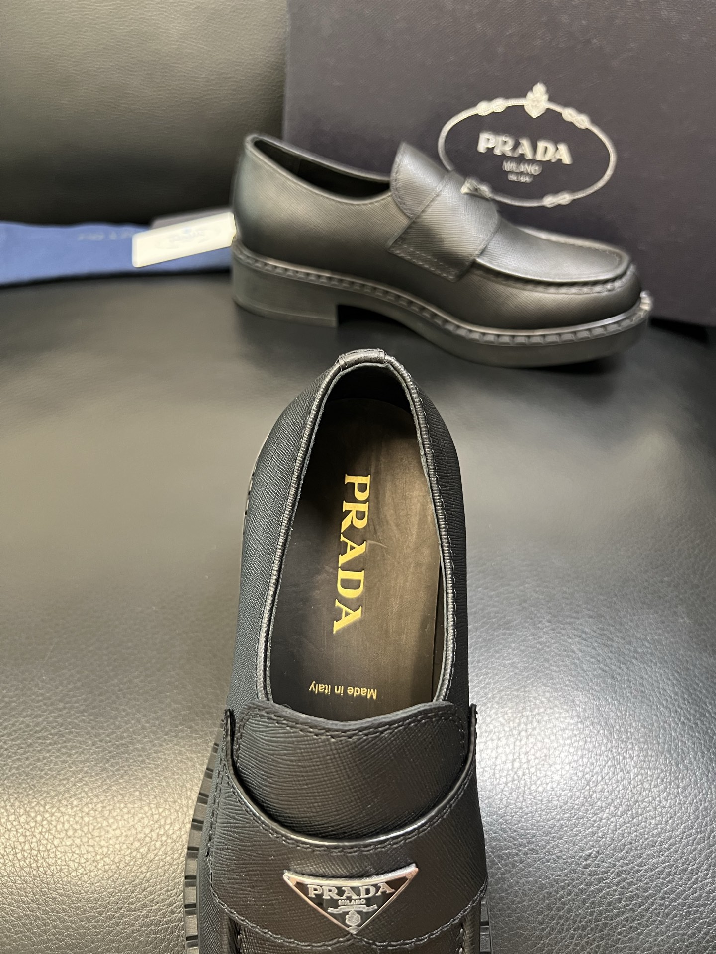 PRADA 高品质 顶级工艺品 普拉达 专柜同步 原厂配置，意大利进口原版牛皮面料，透气舒适进口水染牛里