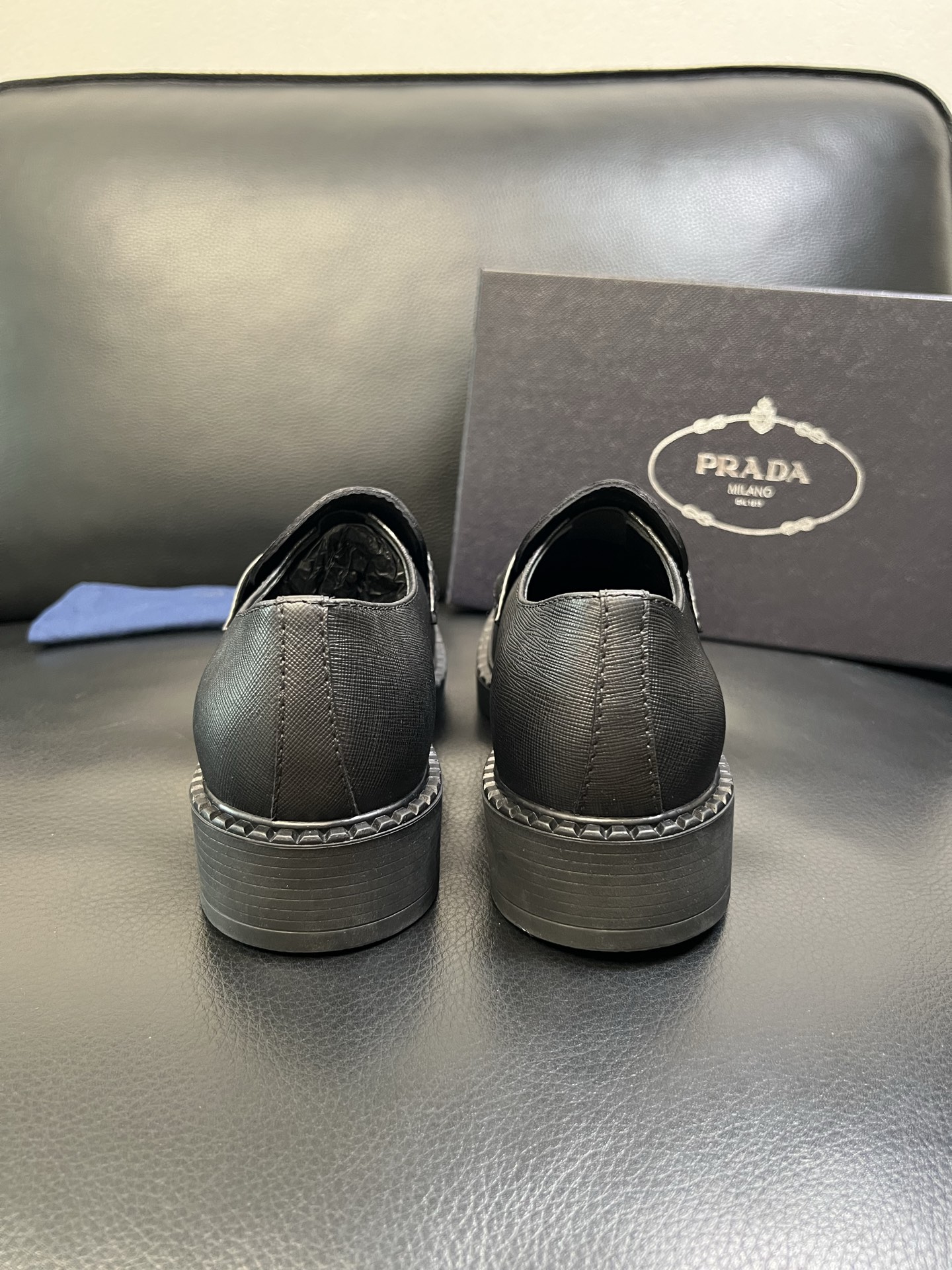 PRADA 高品质 顶级工艺品 普拉达 专柜同步 原厂配置，意大利进口原版牛皮面料，透气舒适进口水染牛里