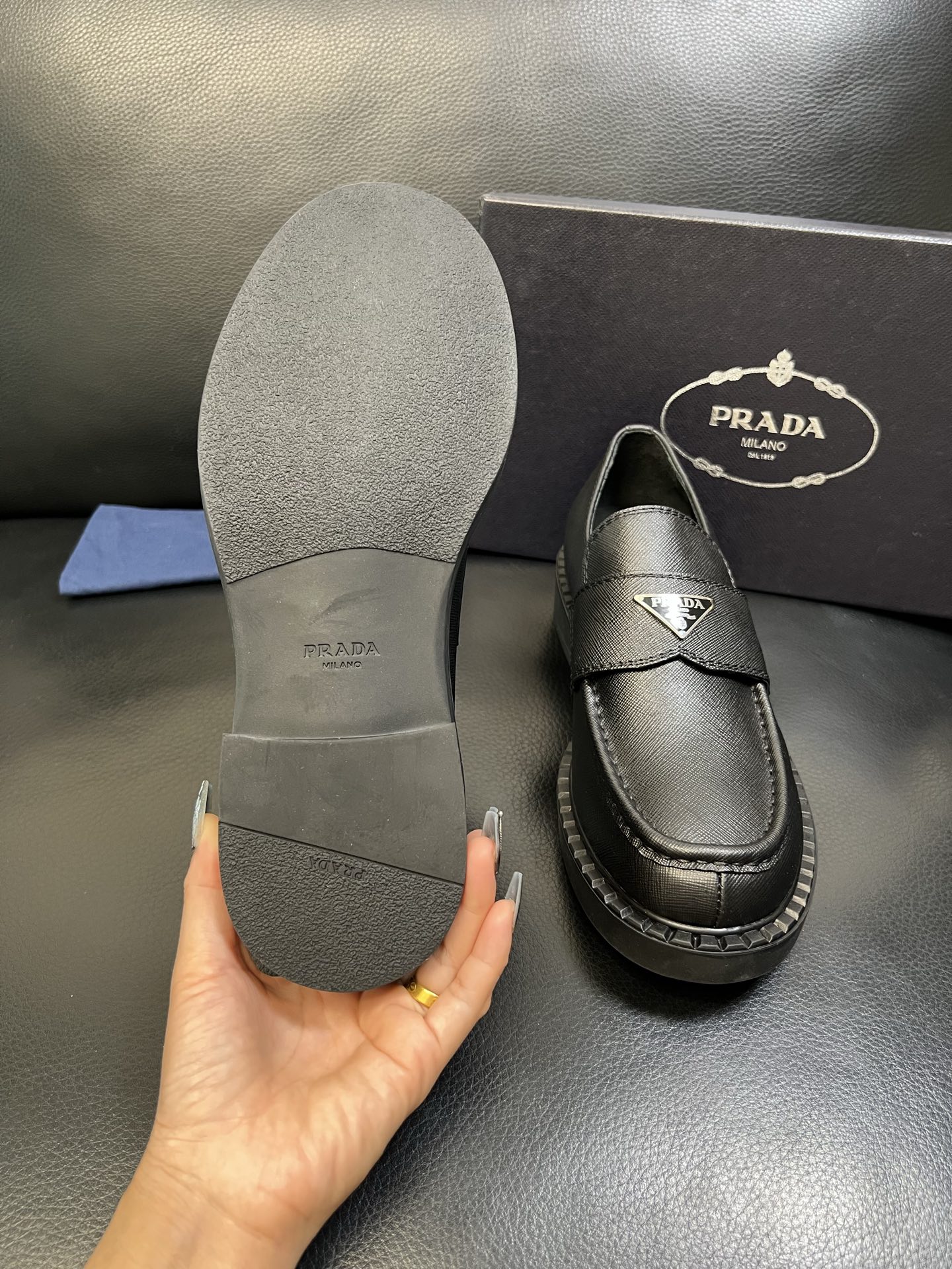 PRADA 高品质 顶级工艺品 普拉达 专柜同步 原厂配置，意大利进口原版牛皮面料，透气舒适进口水染牛里