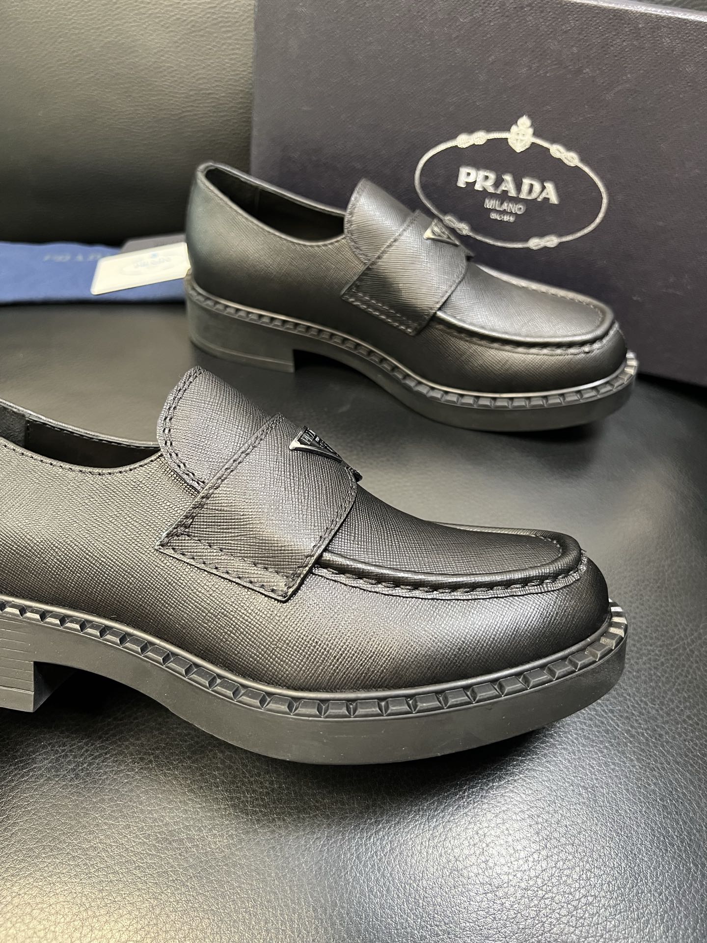 PRADA 高品质 顶级工艺品 普拉达 专柜同步 原厂配置，意大利进口原版牛皮面料，透气舒适进口水染牛里