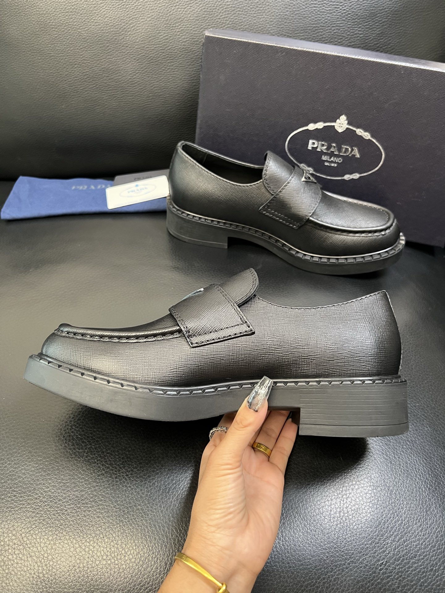 PRADA 高品质 顶级工艺品 普拉达 专柜同步 原厂配置，意大利进口原版牛皮面料，透气舒适进口水染牛里