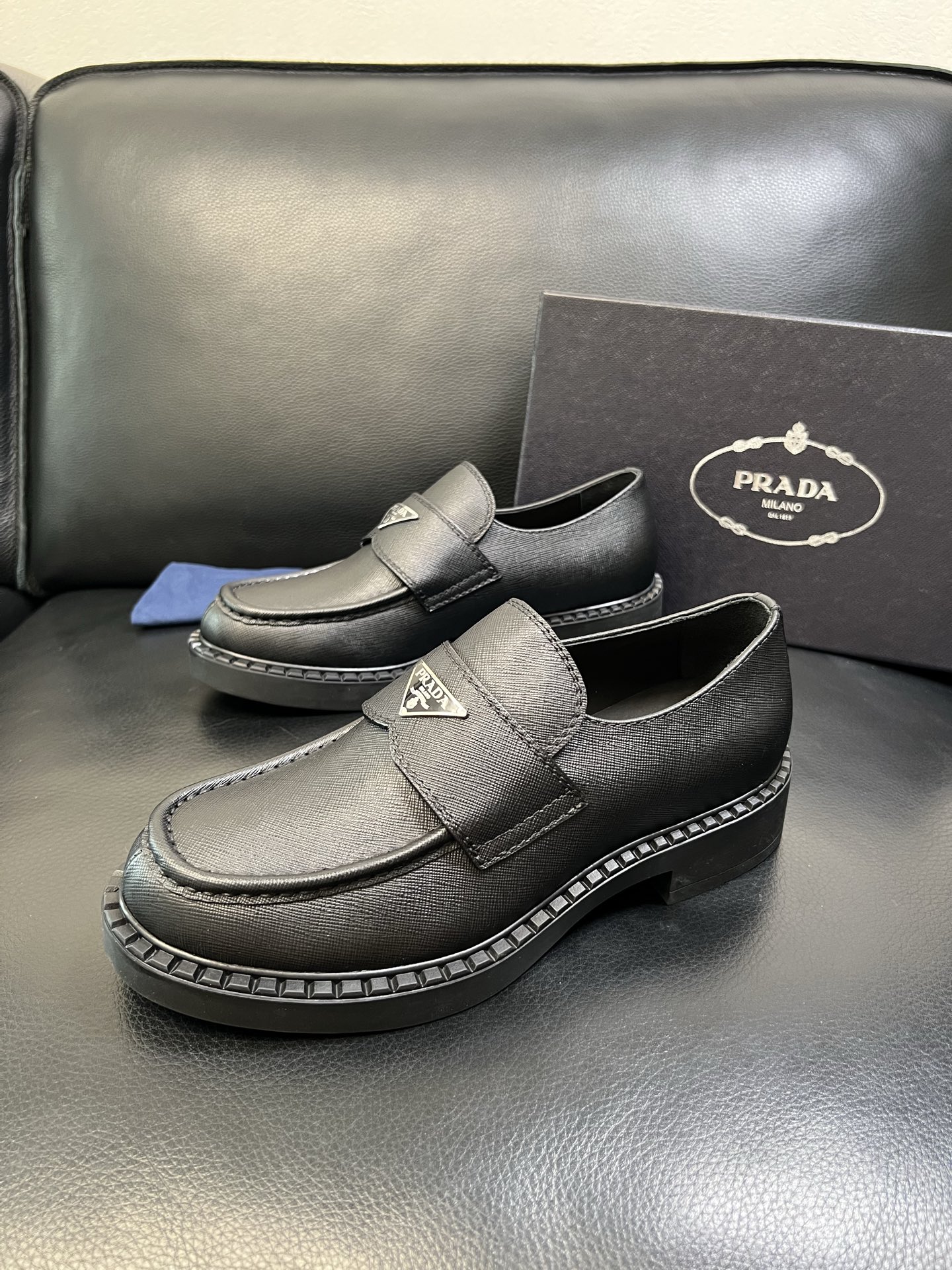 PRADA 高品质 顶级工艺品 普拉达 专柜同步 原厂配置，意大利进口原版牛皮面料，透气舒适进口水染牛里