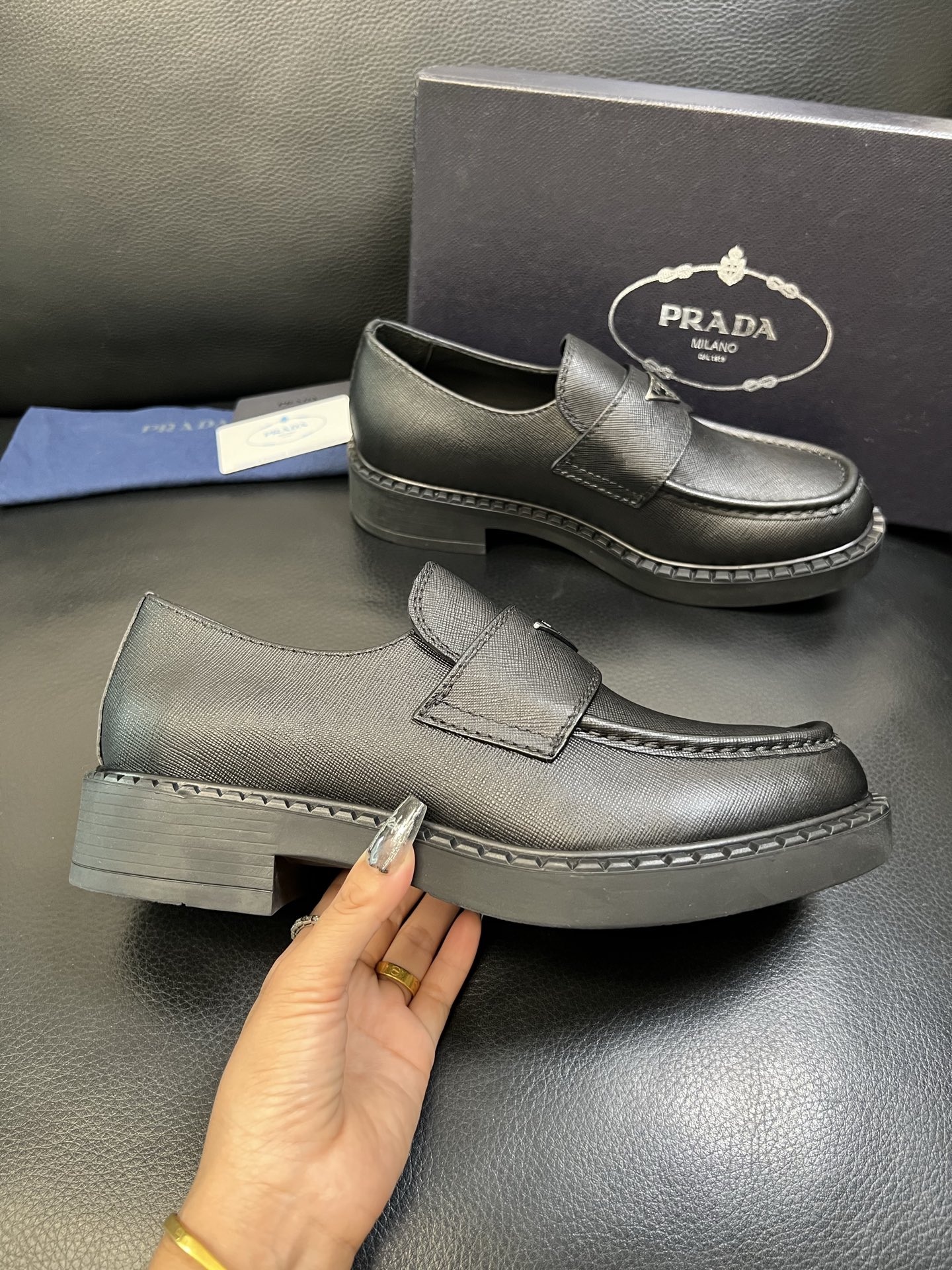 PRADA 高品质 顶级工艺品 普拉达 专柜同步 原厂配置，意大利进口原版牛皮面料，透气舒适进口水染牛里