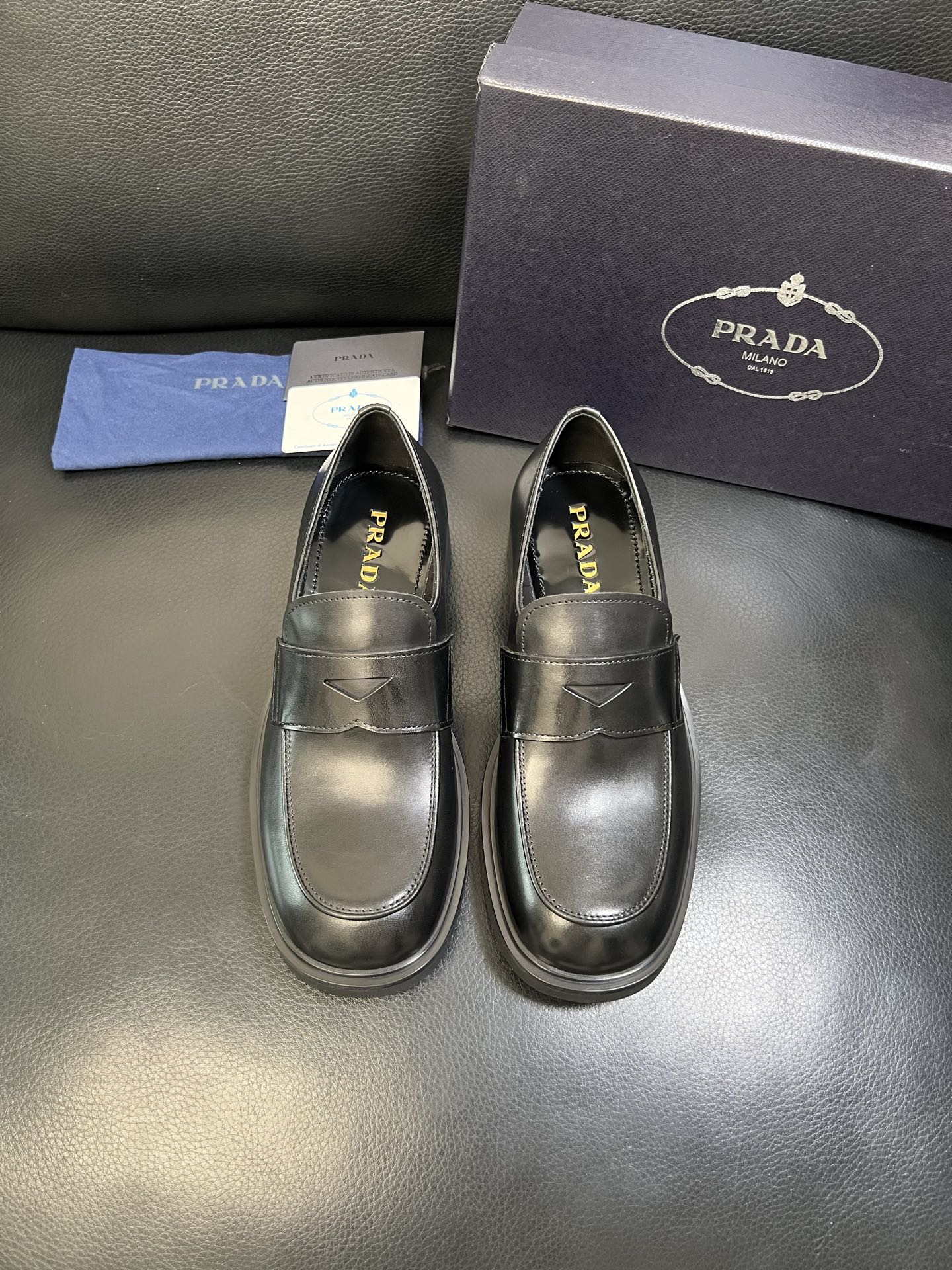 PRADA 高品质 顶级工艺品 普拉达 专柜同步 原厂配置，意大利进口原版牛皮面料，透气舒适进口水染牛里