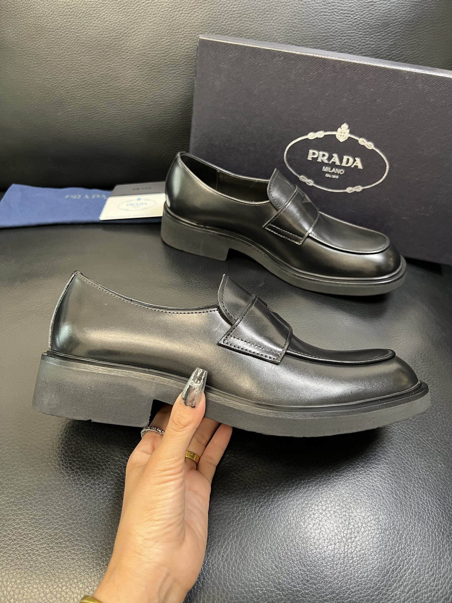 PRADA 高品质 顶级工艺品 普拉达 专柜同步 原厂配置，意大利进口原版牛皮面料，透气舒适进口水染牛里