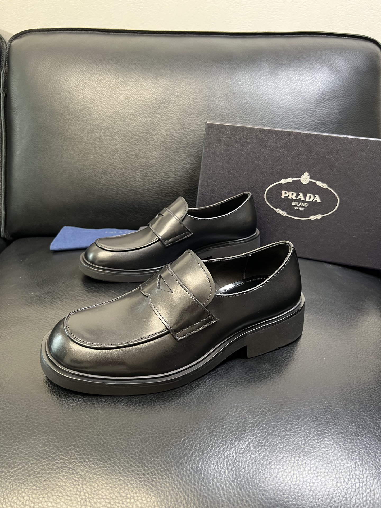 PRADA 高品质 顶级工艺品 普拉达 专柜同步 原厂配置，意大利进口原版牛皮面料，透气舒适进口水染牛里