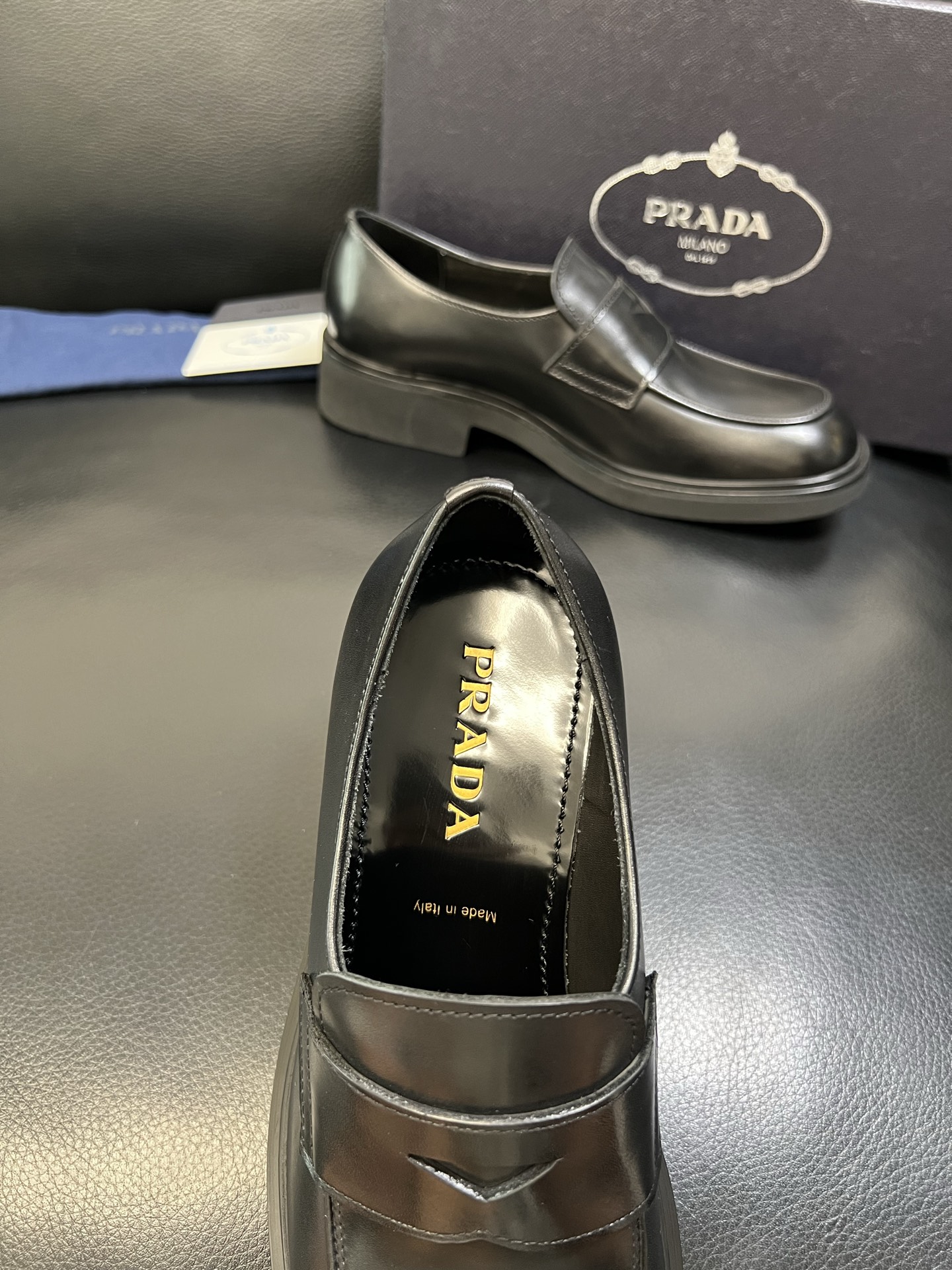 PRADA 高品质 顶级工艺品 普拉达 专柜同步 原厂配置，意大利进口原版牛皮面料，透气舒适进口水染牛里
