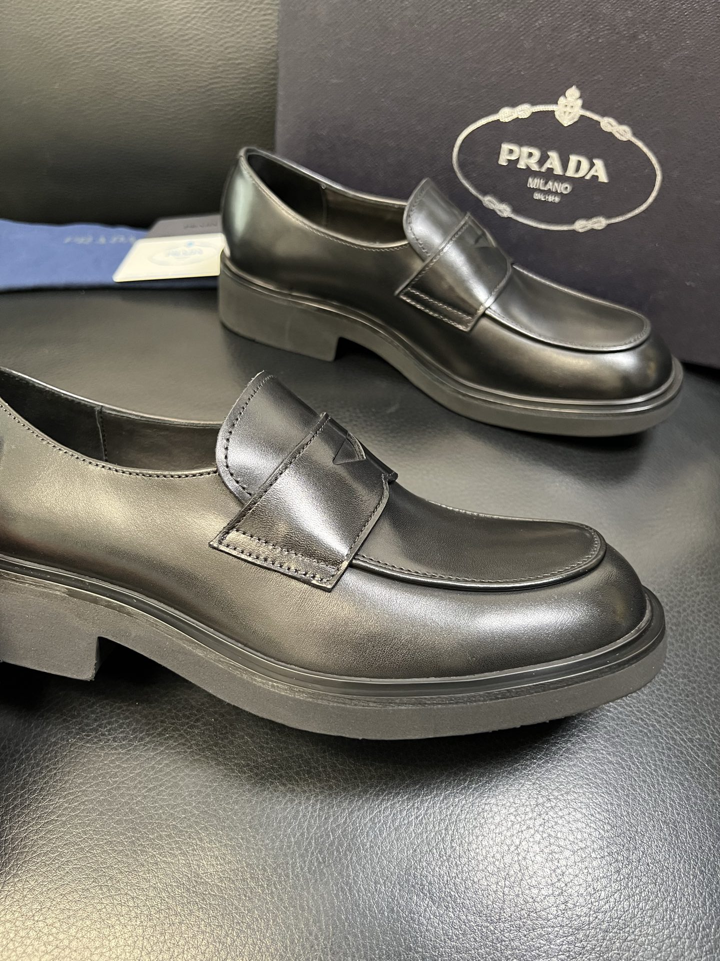 PRADA 高品质 顶级工艺品 普拉达 专柜同步 原厂配置，意大利进口原版牛皮面料，透气舒适进口水染牛里