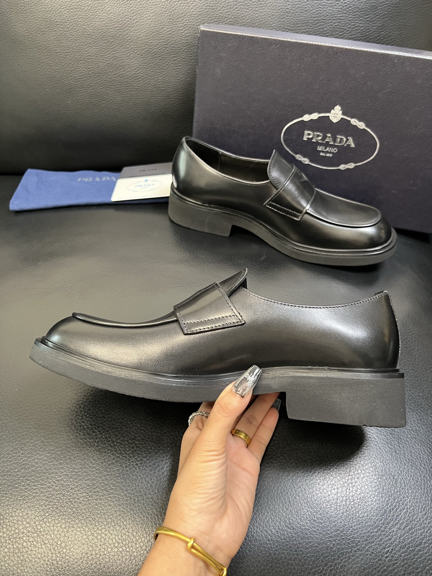 PRADA 高品质 顶级工艺品 普拉达 专柜同步 原厂配置，意大利进口原版牛皮面料，透气舒适进口水染牛里