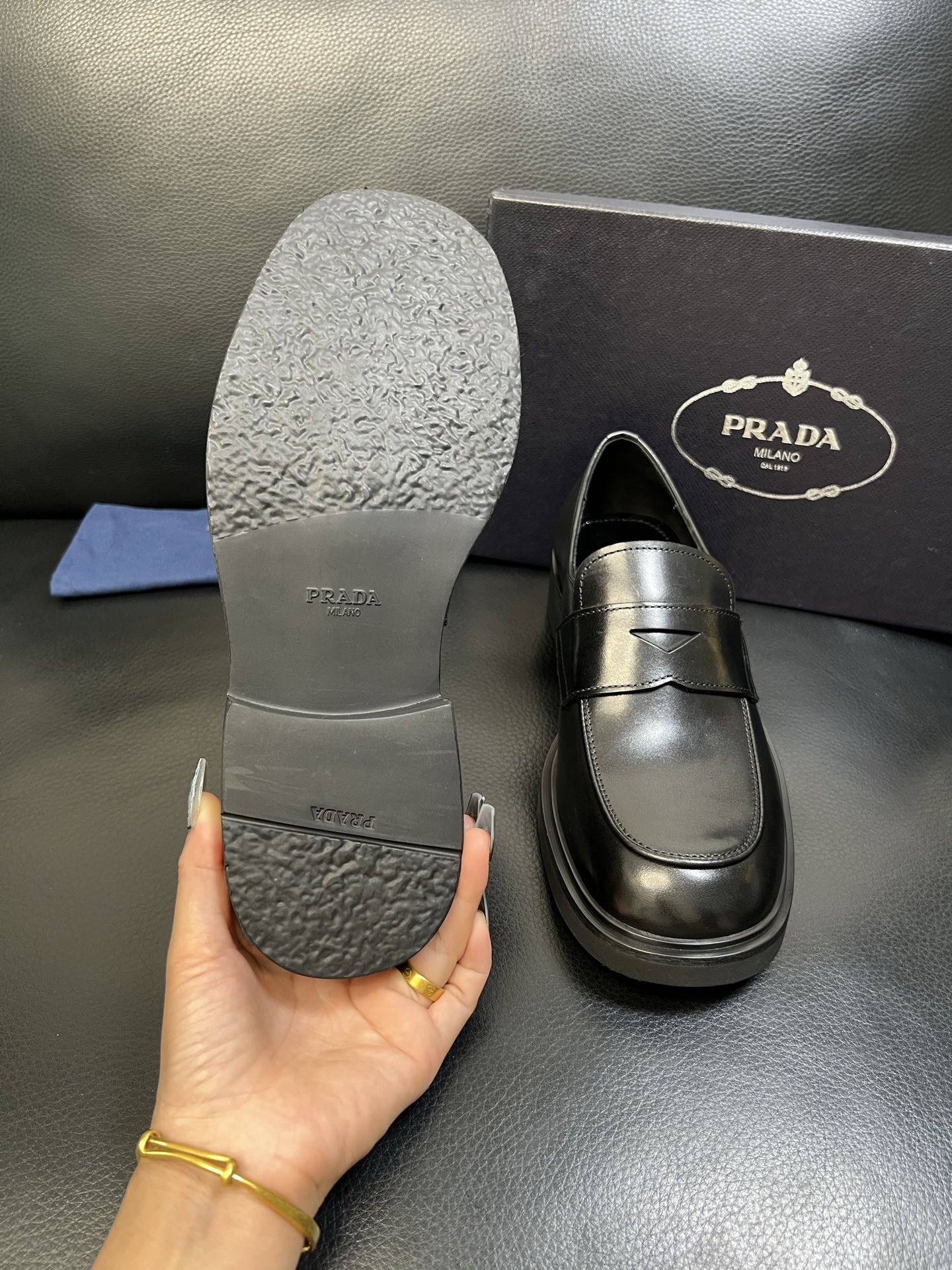 PRADA 高品质 顶级工艺品 普拉达 专柜同步 原厂配置，意大利进口原版牛皮面料，透气舒适进口水染牛里