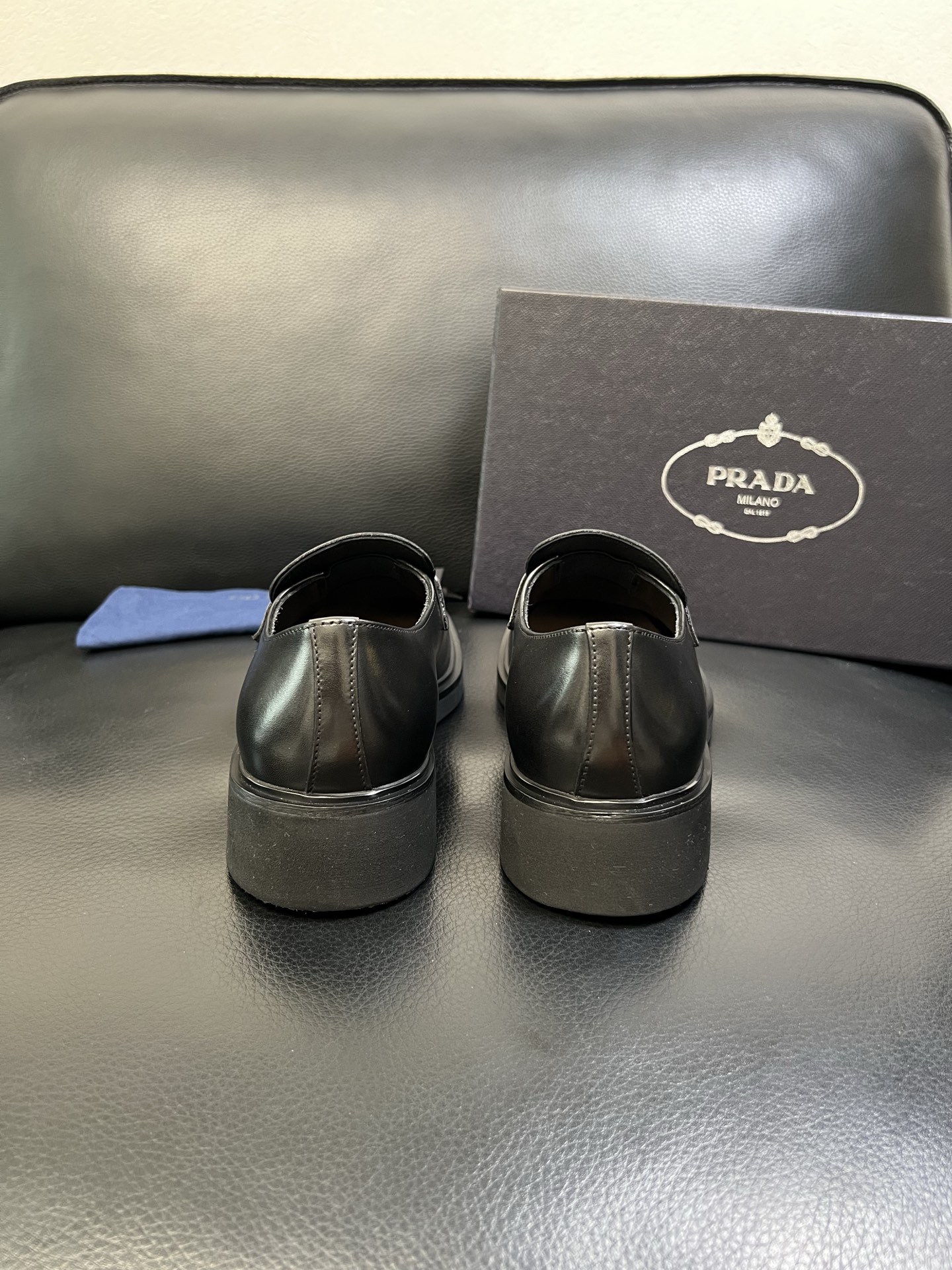 PRADA 高品质 顶级工艺品 普拉达 专柜同步 原厂配置，意大利进口原版牛皮面料，透气舒适进口水染牛里