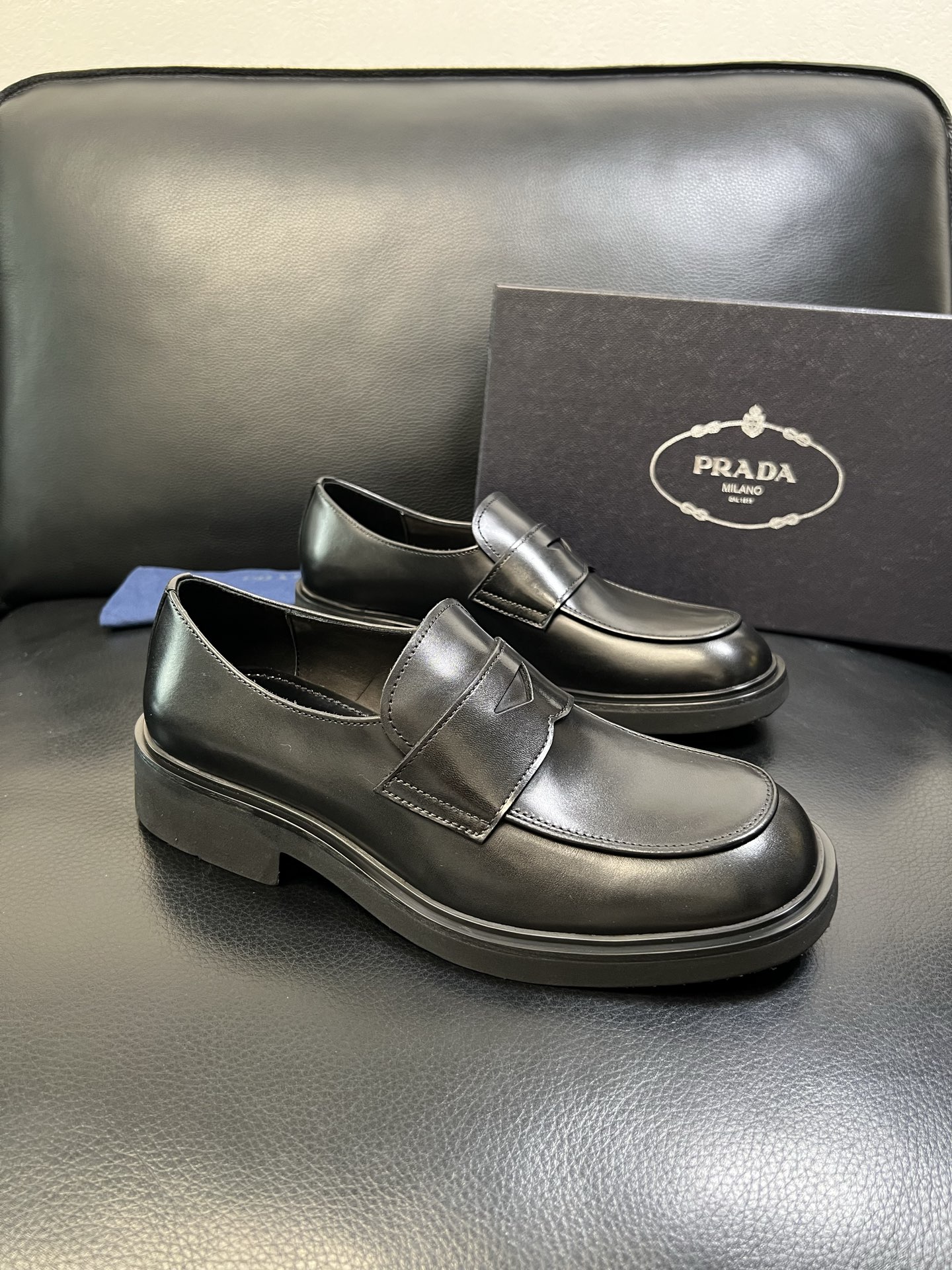 PRADA 高品质 顶级工艺品 普拉达 专柜同步 原厂配置，意大利进口原版牛皮面料，透气舒适进口水染牛里