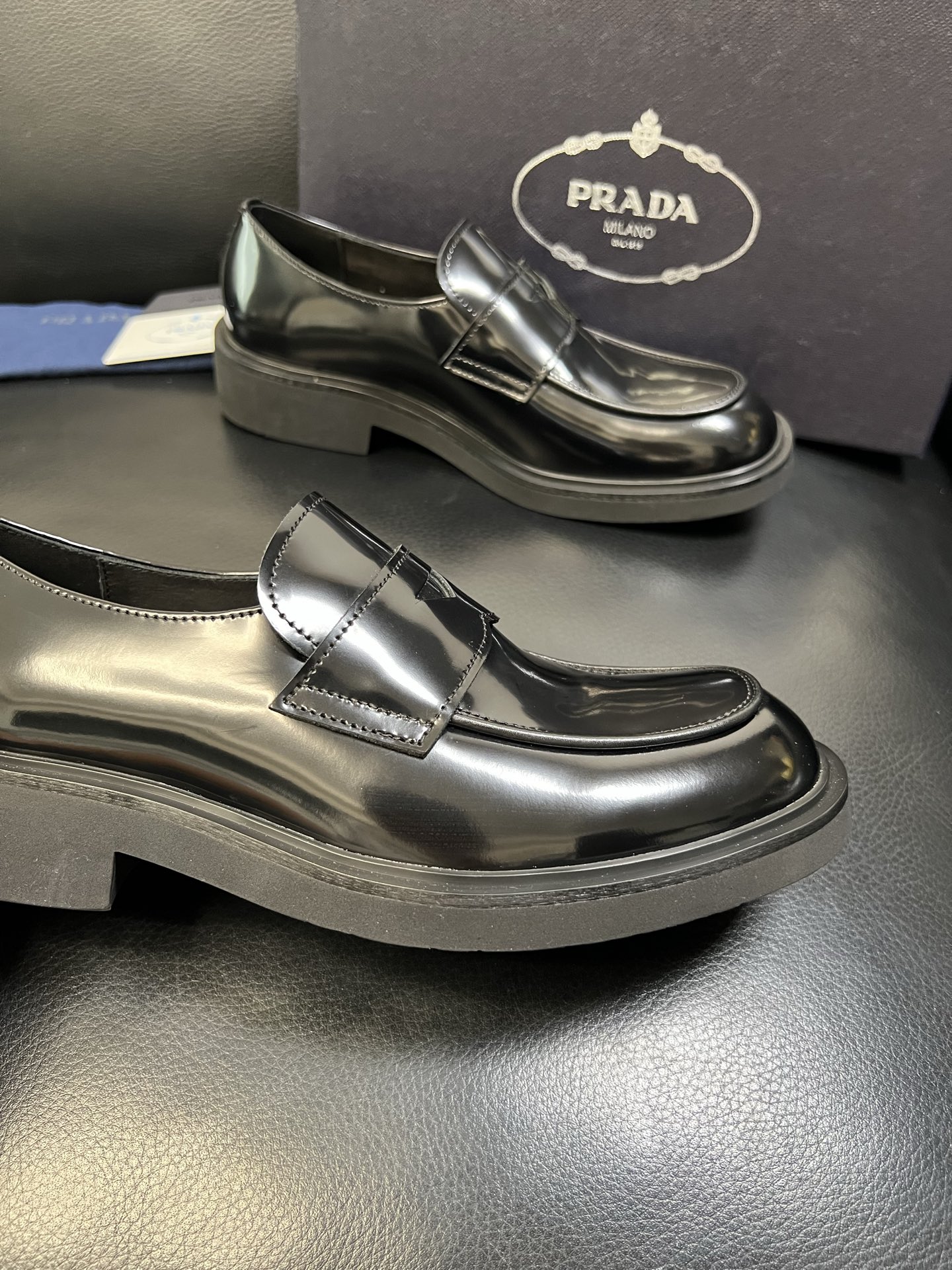 PRADA 高品质 顶级工艺品 普拉达 专柜同步 原厂配置，意大利进口原版牛皮面料，透气舒适进口水染牛里