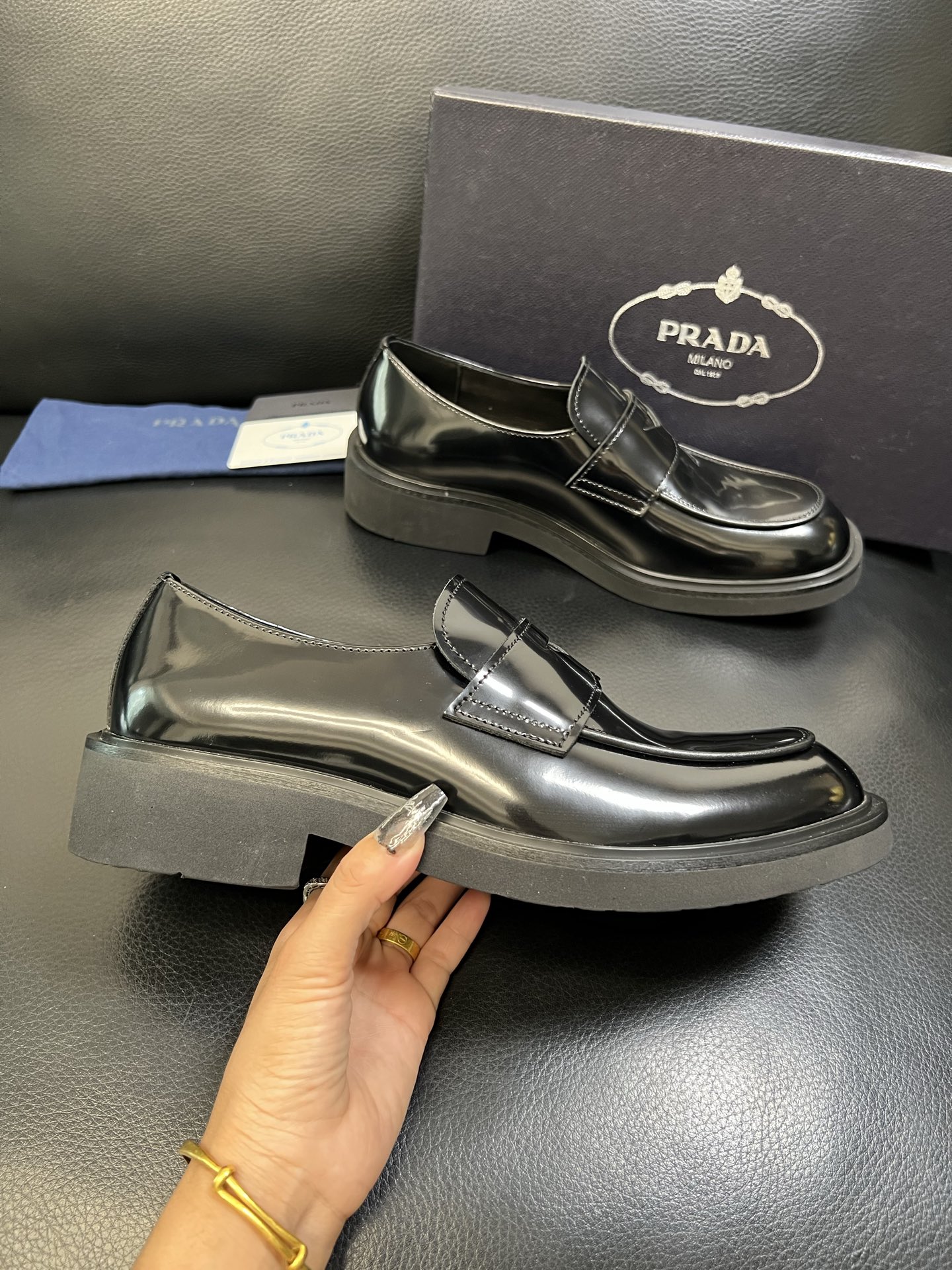 PRADA 高品质 顶级工艺品 普拉达 专柜同步 原厂配置，意大利进口原版牛皮面料，透气舒适进口水染牛里