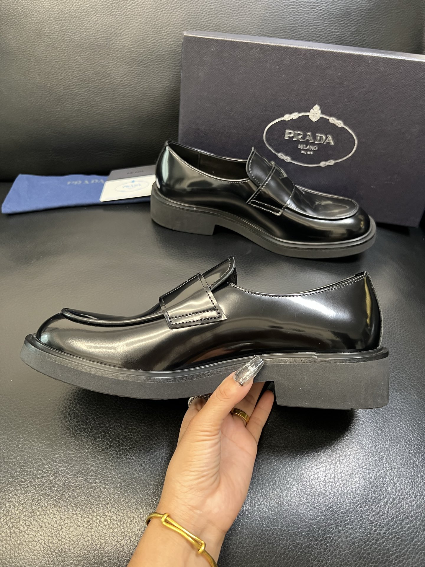 PRADA 高品质 顶级工艺品 普拉达 专柜同步 原厂配置，意大利进口原版牛皮面料，透气舒适进口水染牛里