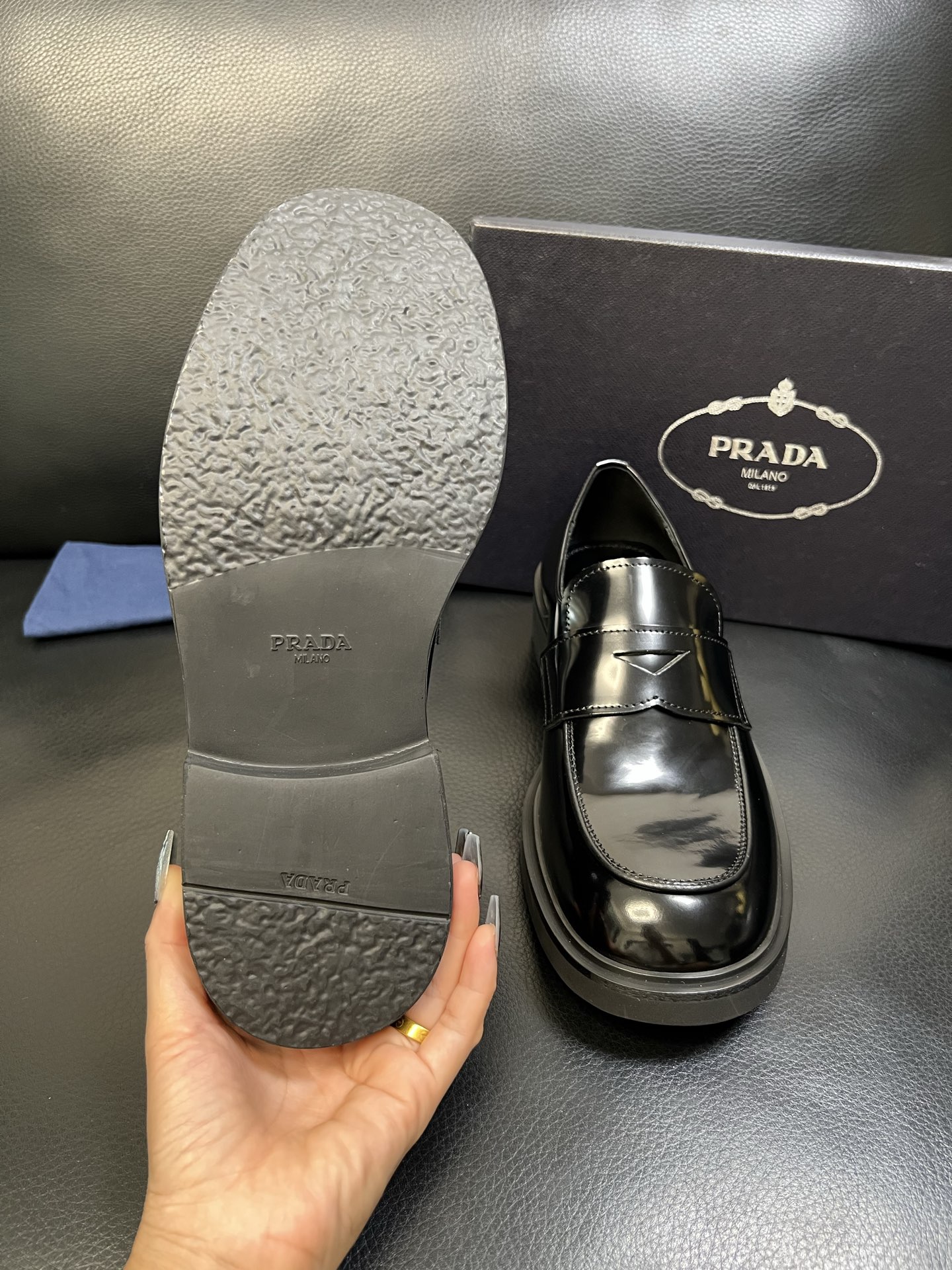 PRADA 高品质 顶级工艺品 普拉达 专柜同步 原厂配置，意大利进口原版牛皮面料，透气舒适进口水染牛里