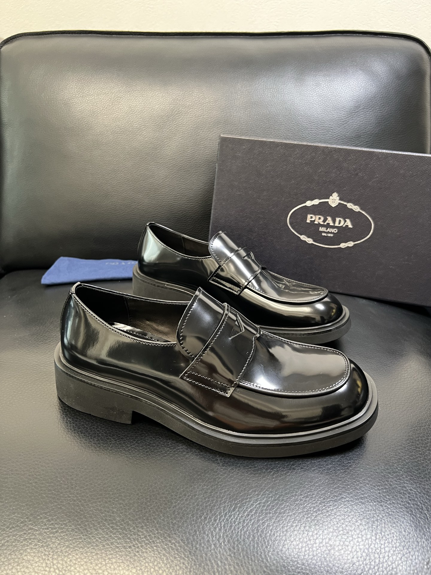 PRADA 高品质 顶级工艺品 普拉达 专柜同步 原厂配置，意大利进口原版牛皮面料，透气舒适进口水染牛里