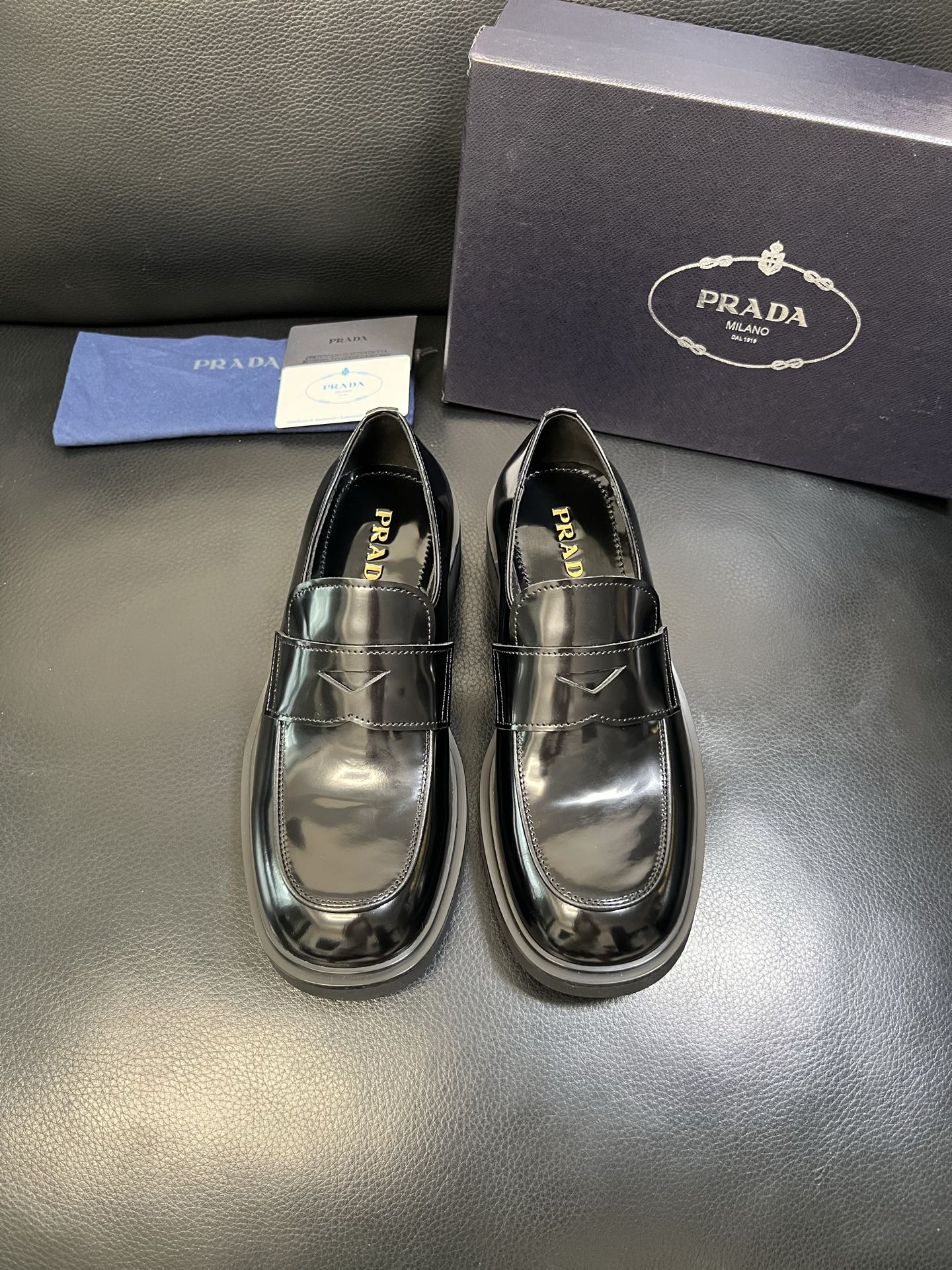 PRADA 高品质 顶级工艺品 普拉达 专柜同步 原厂配置，意大利进口原版牛皮面料，透气舒适进口水染牛里