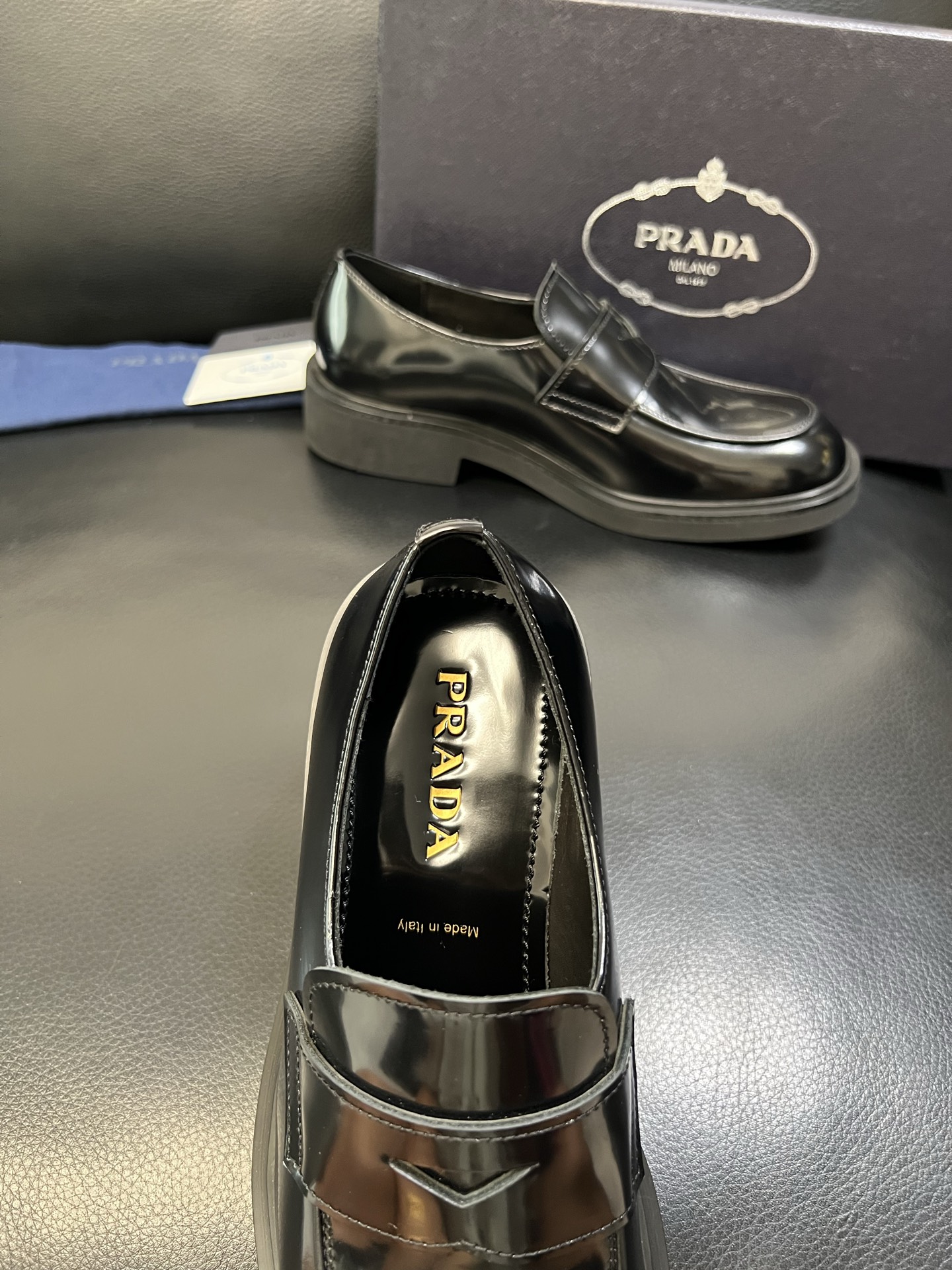 PRADA 高品质 顶级工艺品 普拉达 专柜同步 原厂配置，意大利进口原版牛皮面料，透气舒适进口水染牛里