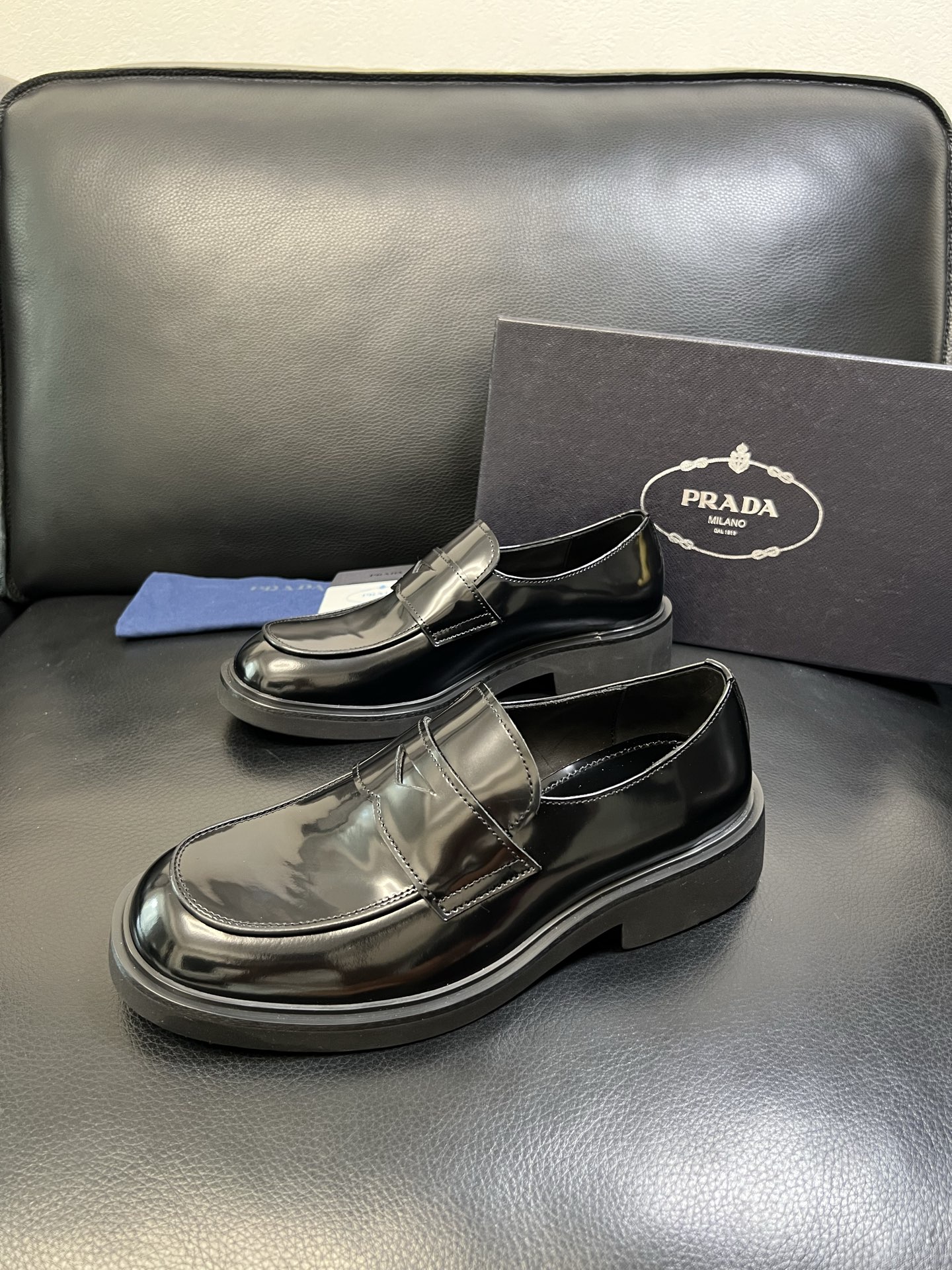 PRADA 高品质 顶级工艺品 普拉达 专柜同步 原厂配置，意大利进口原版牛皮面料，透气舒适进口水染牛里