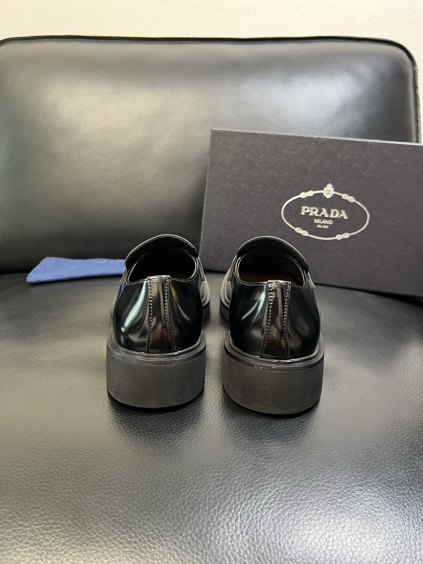 PRADA 高品质 顶级工艺品 普拉达 专柜同步 原厂配置，意大利进口原版牛皮面料，透气舒适进口水染牛里