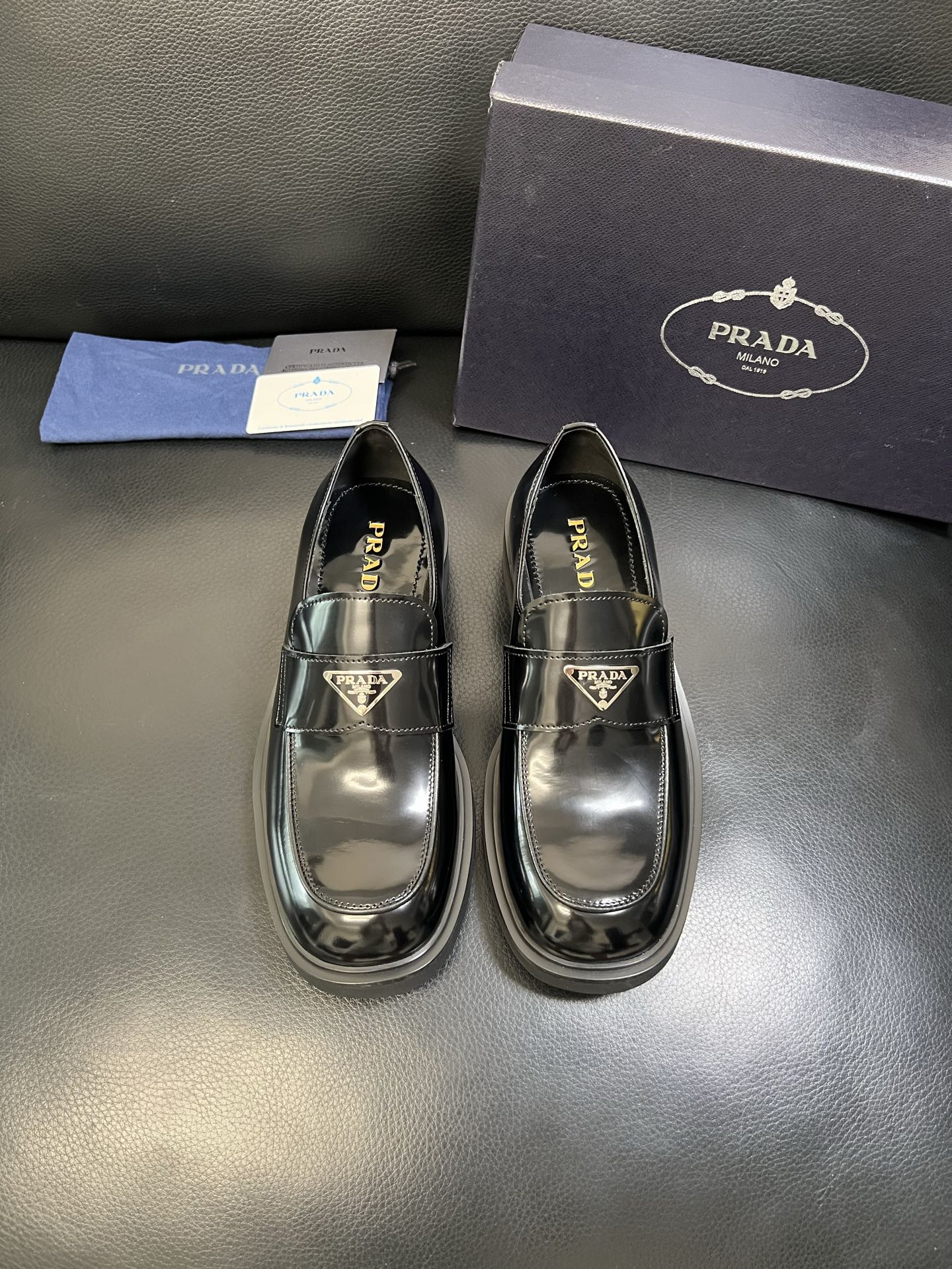PRADA 高品质 顶级工艺品 普拉达 专柜同步 原厂配置，意大利进口原版牛皮面料，透气舒适进口水染牛里