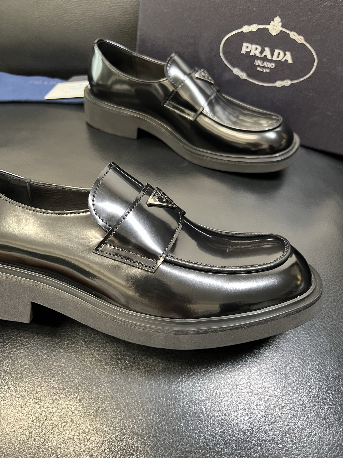 PRADA 高品质 顶级工艺品 普拉达 专柜同步 原厂配置，意大利进口原版牛皮面料，透气舒适进口水染牛里