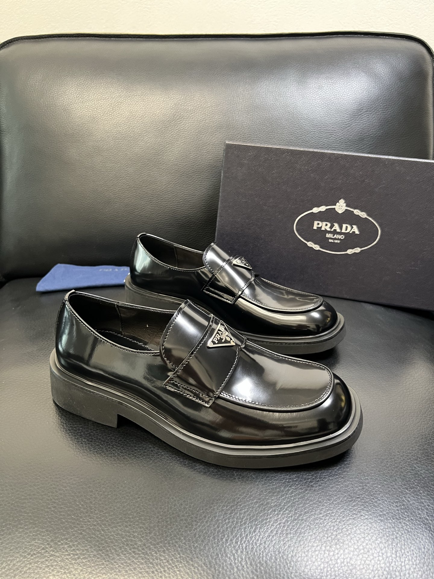 PRADA 高品质 顶级工艺品 普拉达 专柜同步 原厂配置，意大利进口原版牛皮面料，透气舒适进口水染牛里