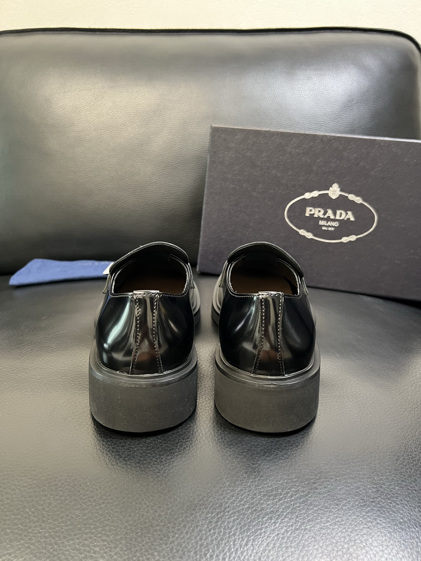 PRADA 高品质 顶级工艺品 普拉达 专柜同步 原厂配置，意大利进口原版牛皮面料，透气舒适进口水染牛里