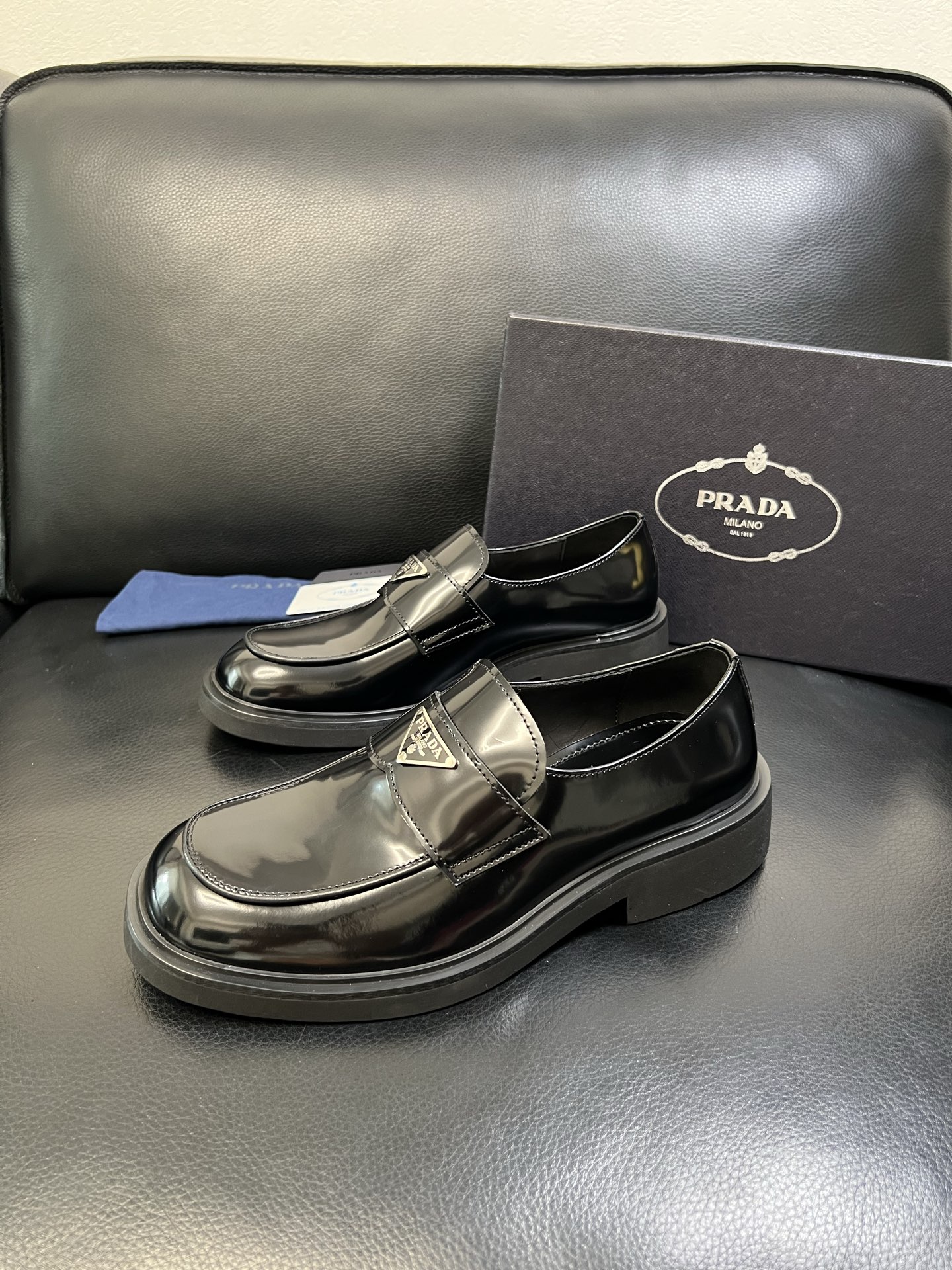 PRADA 高品质 顶级工艺品 普拉达 专柜同步 原厂配置，意大利进口原版牛皮面料，透气舒适进口水染牛里