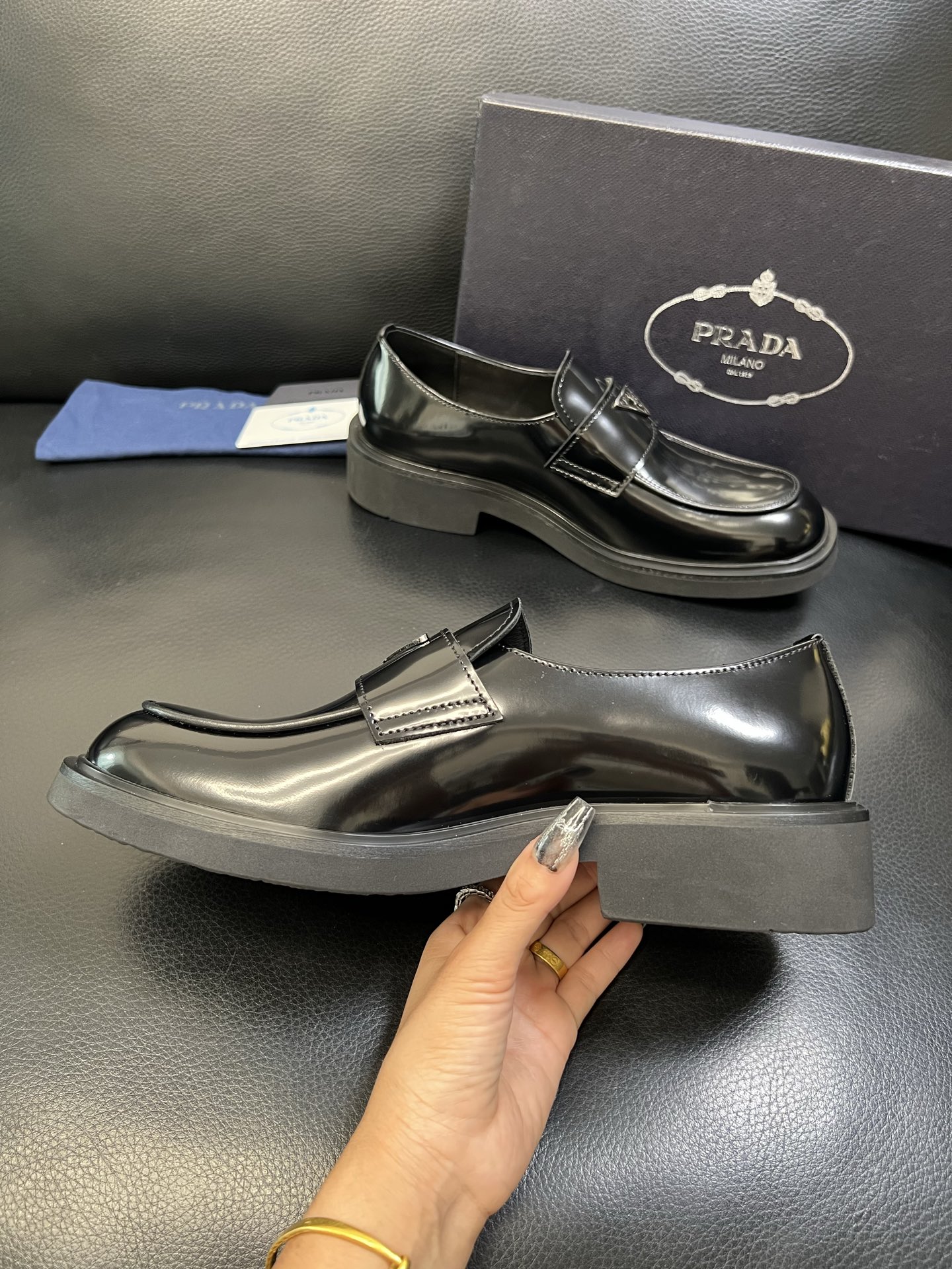 PRADA 高品质 顶级工艺品 普拉达 专柜同步 原厂配置，意大利进口原版牛皮面料，透气舒适进口水染牛里