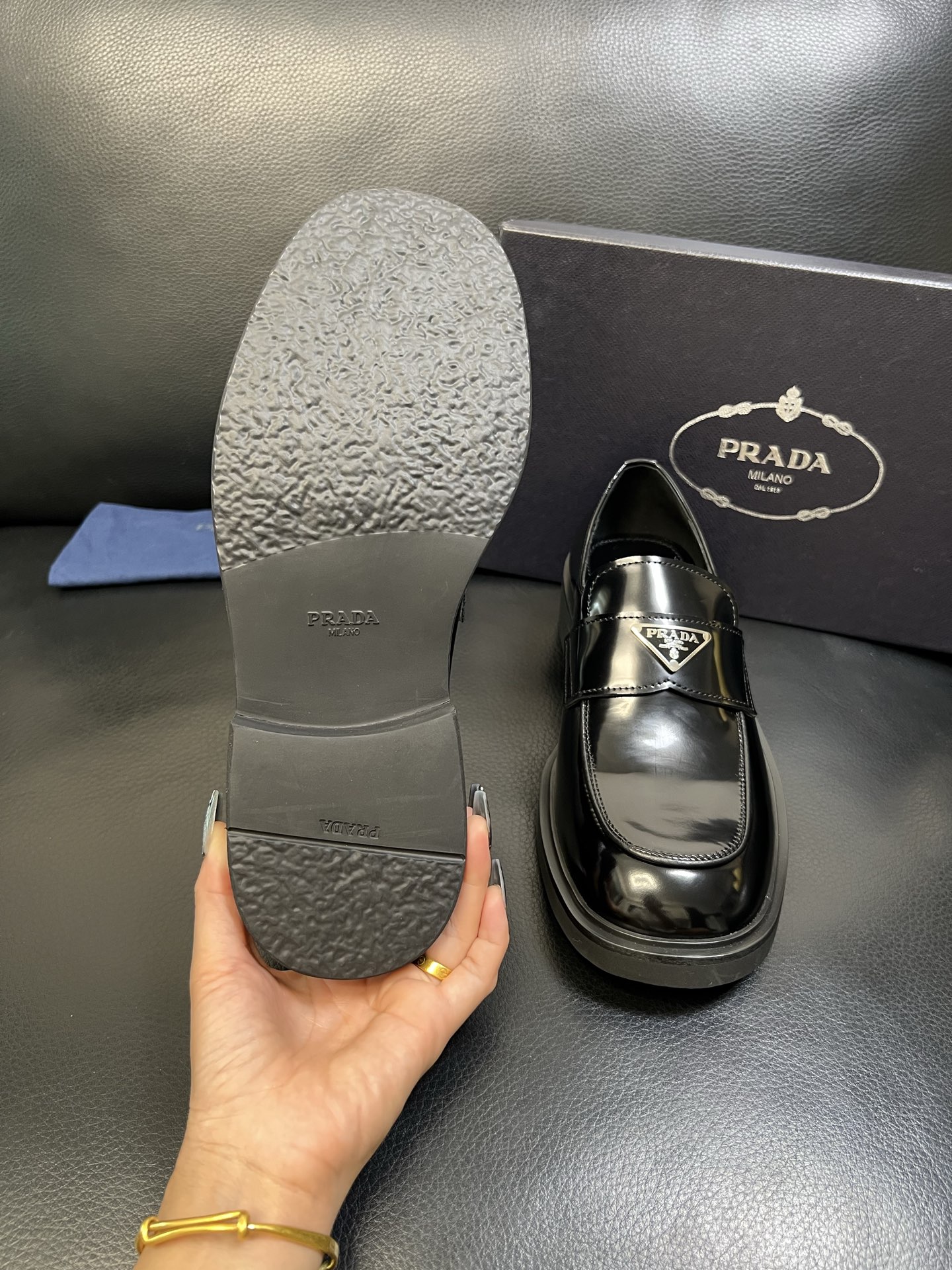 PRADA 高品质 顶级工艺品 普拉达 专柜同步 原厂配置，意大利进口原版牛皮面料，透气舒适进口水染牛里