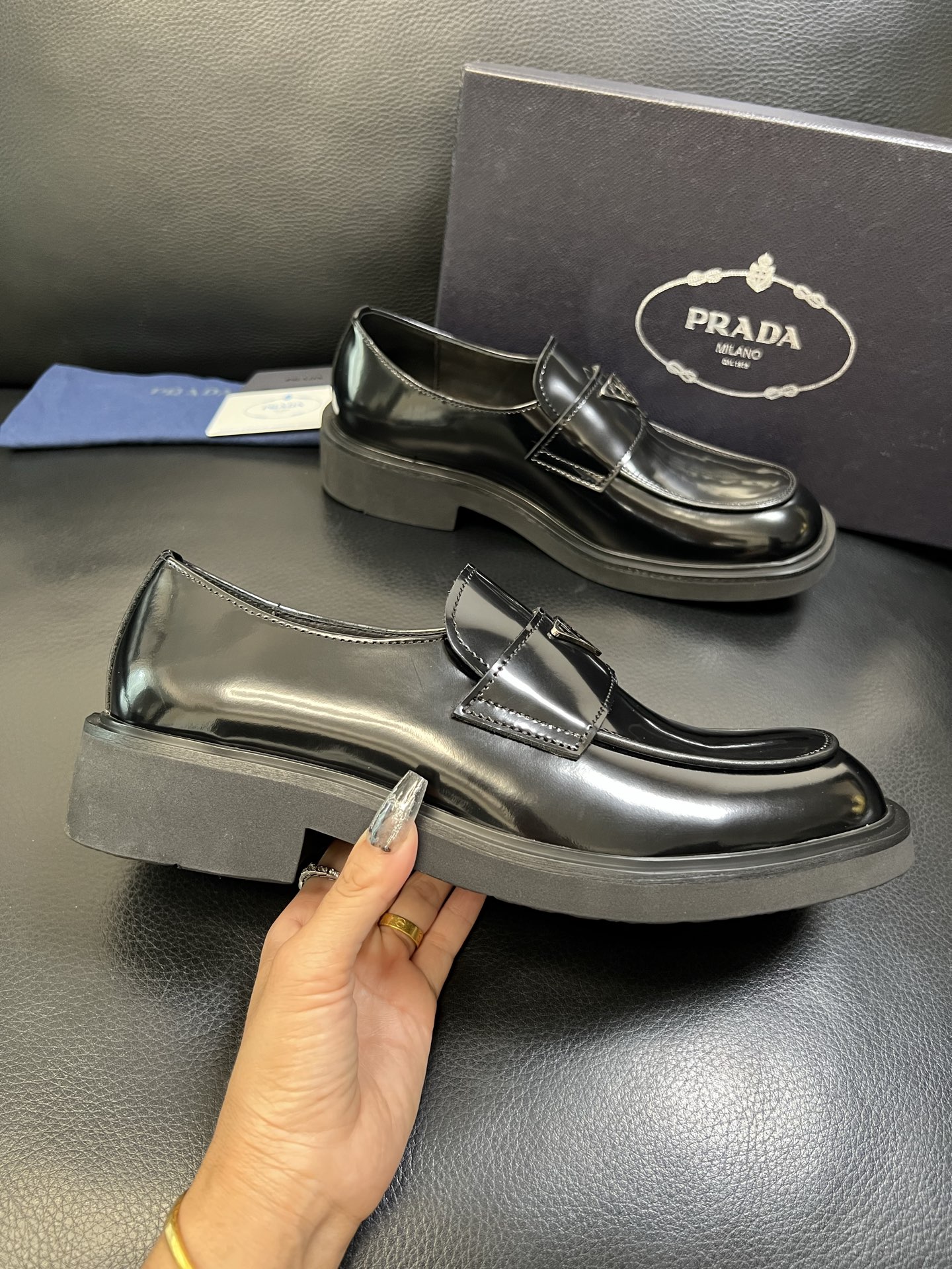 PRADA 高品质 顶级工艺品 普拉达 专柜同步 原厂配置，意大利进口原版牛皮面料，透气舒适进口水染牛里