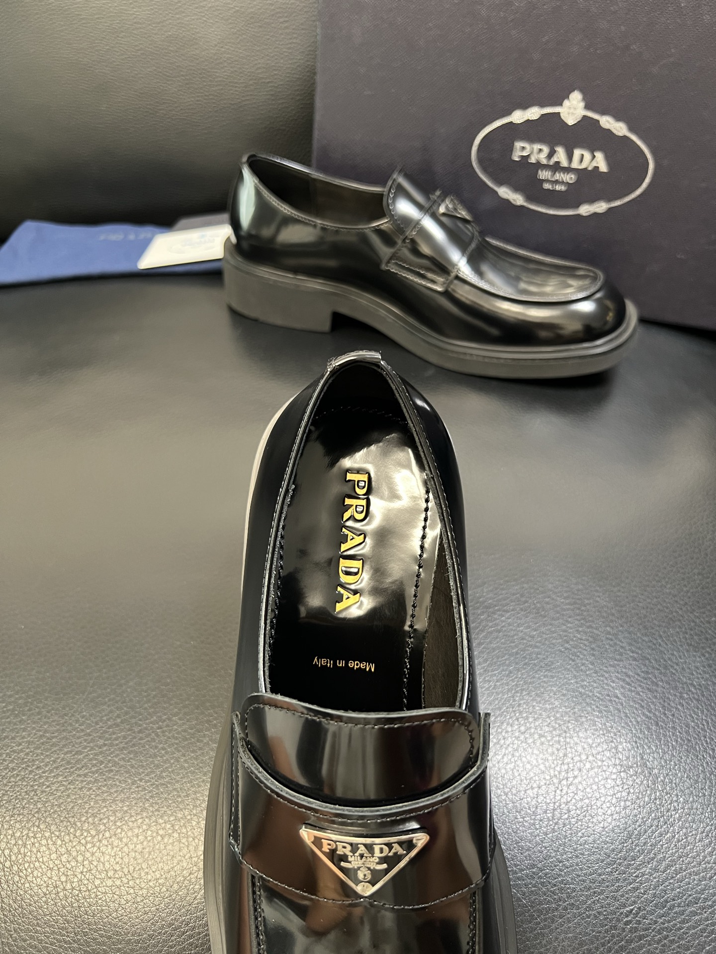 PRADA 高品质 顶级工艺品 普拉达 专柜同步 原厂配置，意大利进口原版牛皮面料，透气舒适进口水染牛里