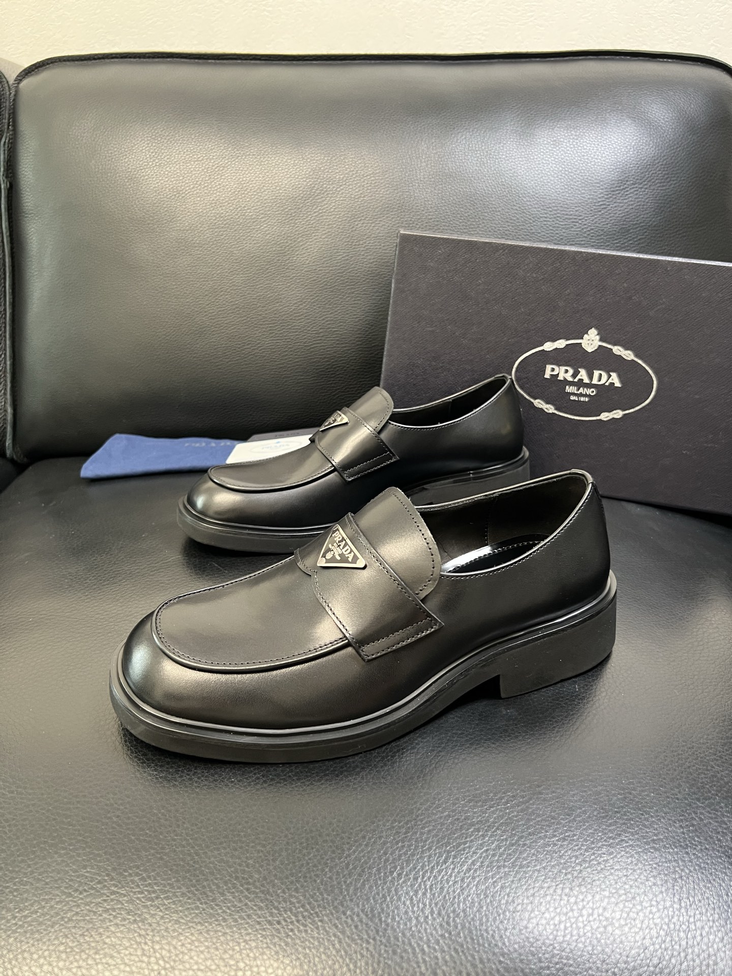 PRADA 高品质 顶级工艺品 普拉达 专柜同步 原厂配置，意大利进口原版牛皮面料，透气舒适进口水染牛里