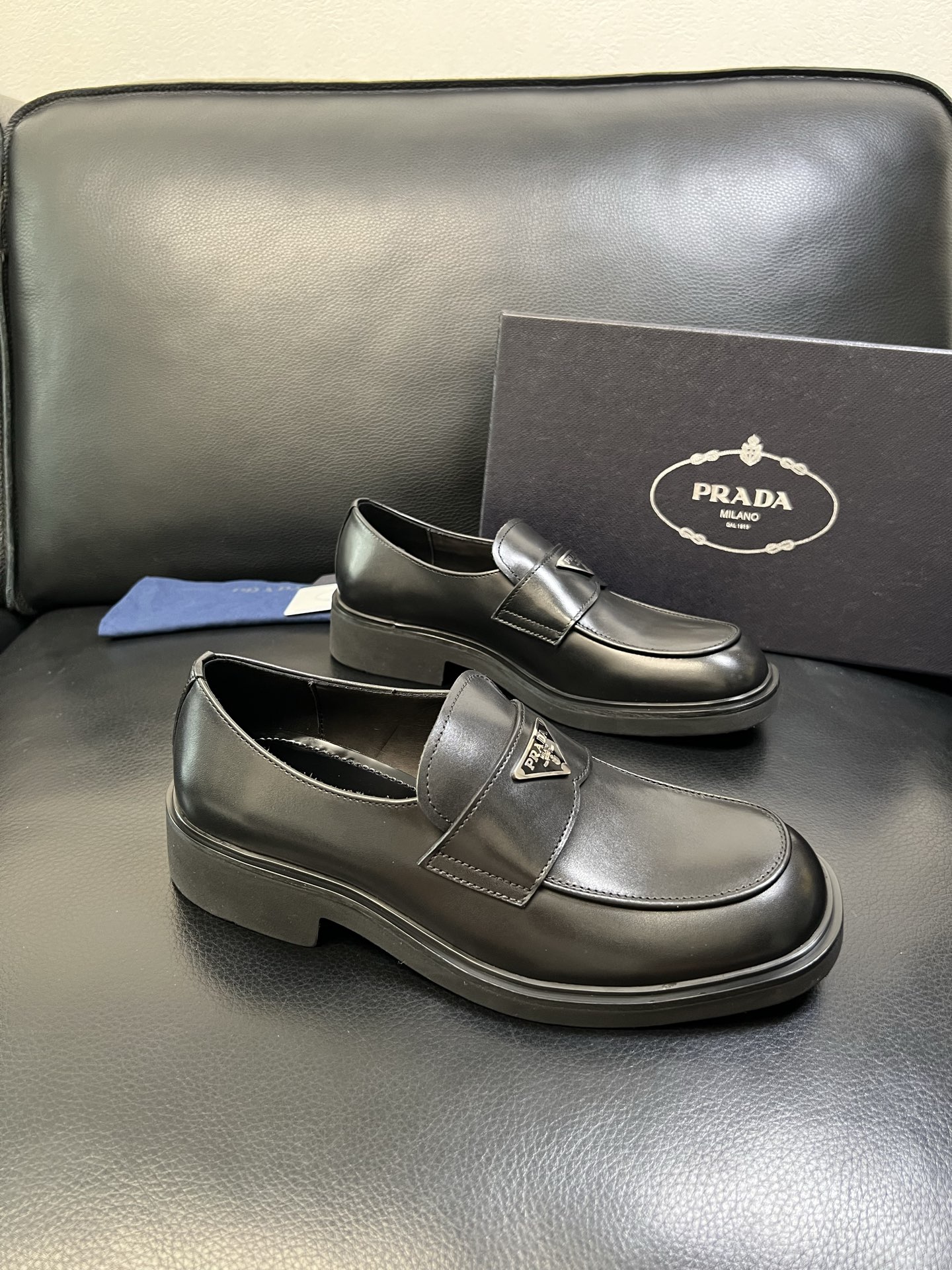 PRADA 高品质 顶级工艺品 普拉达 专柜同步 原厂配置，意大利进口原版牛皮面料，透气舒适进口水染牛里