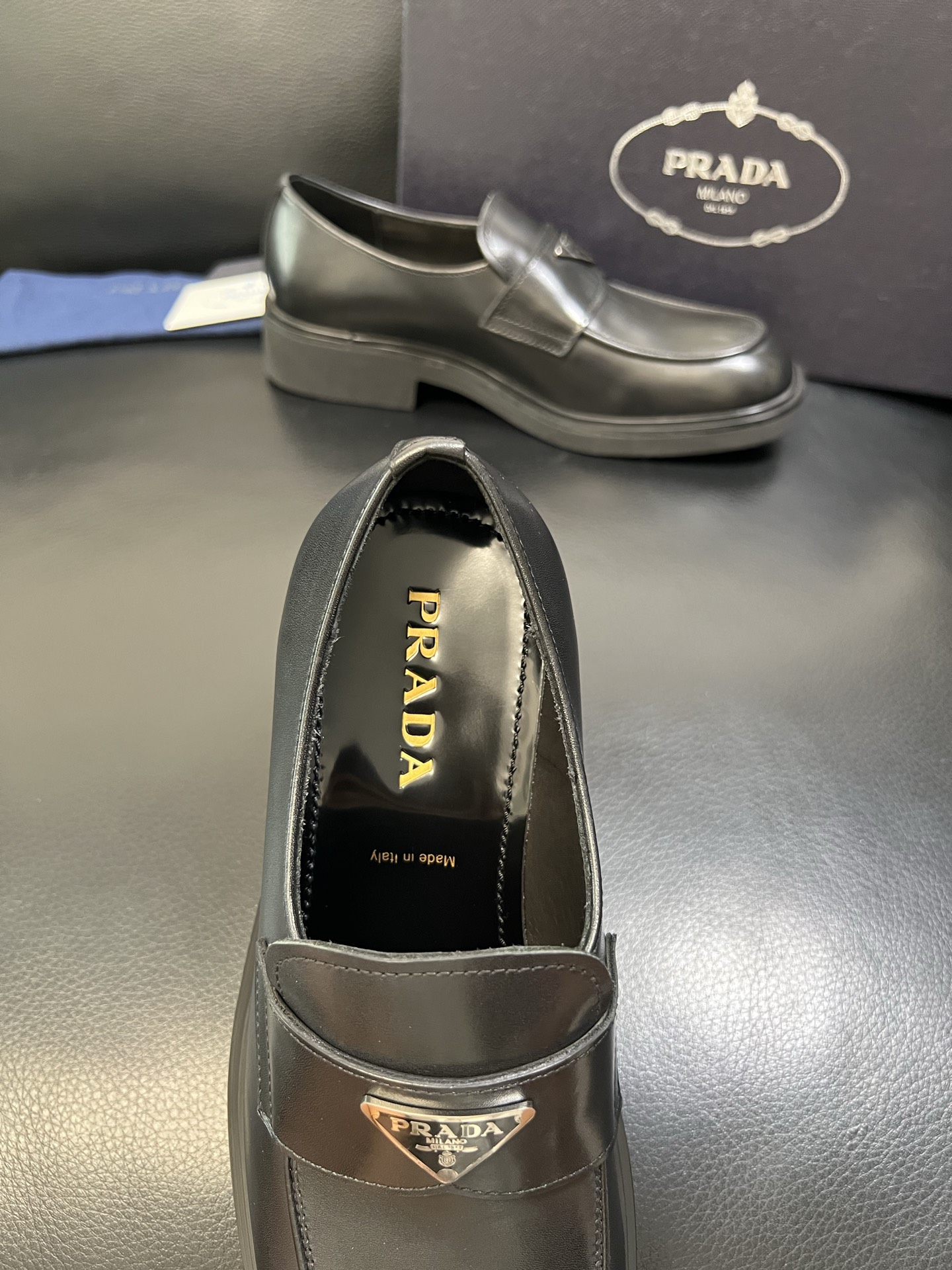 PRADA 高品质 顶级工艺品 普拉达 专柜同步 原厂配置，意大利进口原版牛皮面料，透气舒适进口水染牛里
