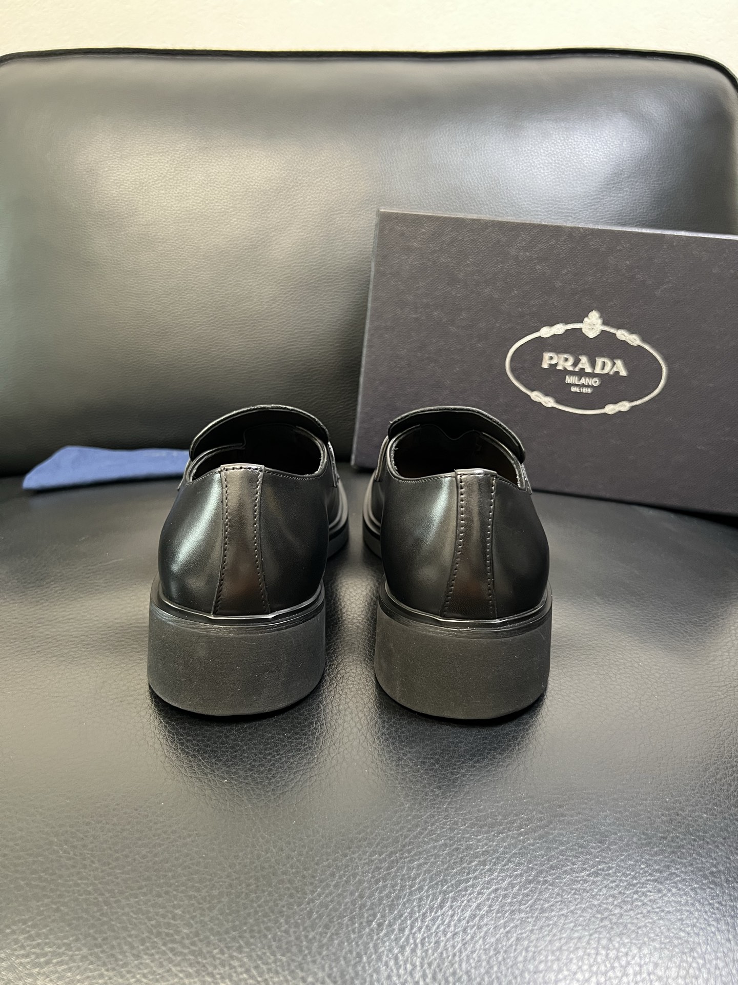 PRADA 高品质 顶级工艺品 普拉达 专柜同步 原厂配置，意大利进口原版牛皮面料，透气舒适进口水染牛里