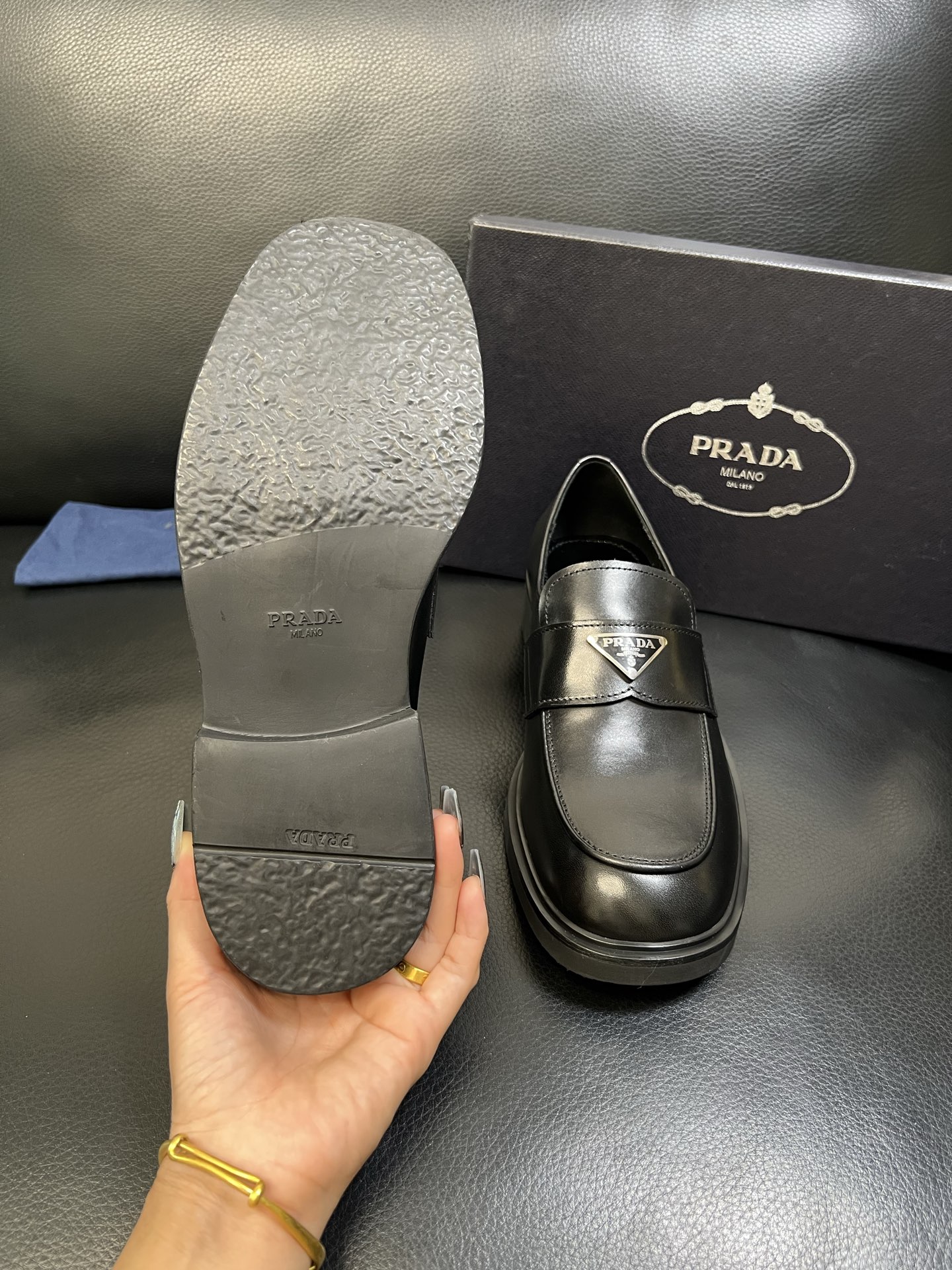 PRADA 高品质 顶级工艺品 普拉达 专柜同步 原厂配置，意大利进口原版牛皮面料，透气舒适进口水染牛里