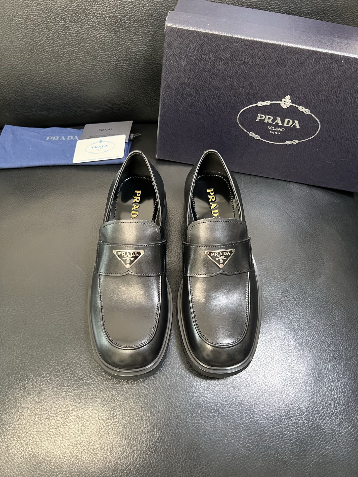 PRADA 高品质 顶级工艺品 普拉达 专柜同步 原厂配置，意大利进口原版牛皮面料，透气舒适进口水染牛里