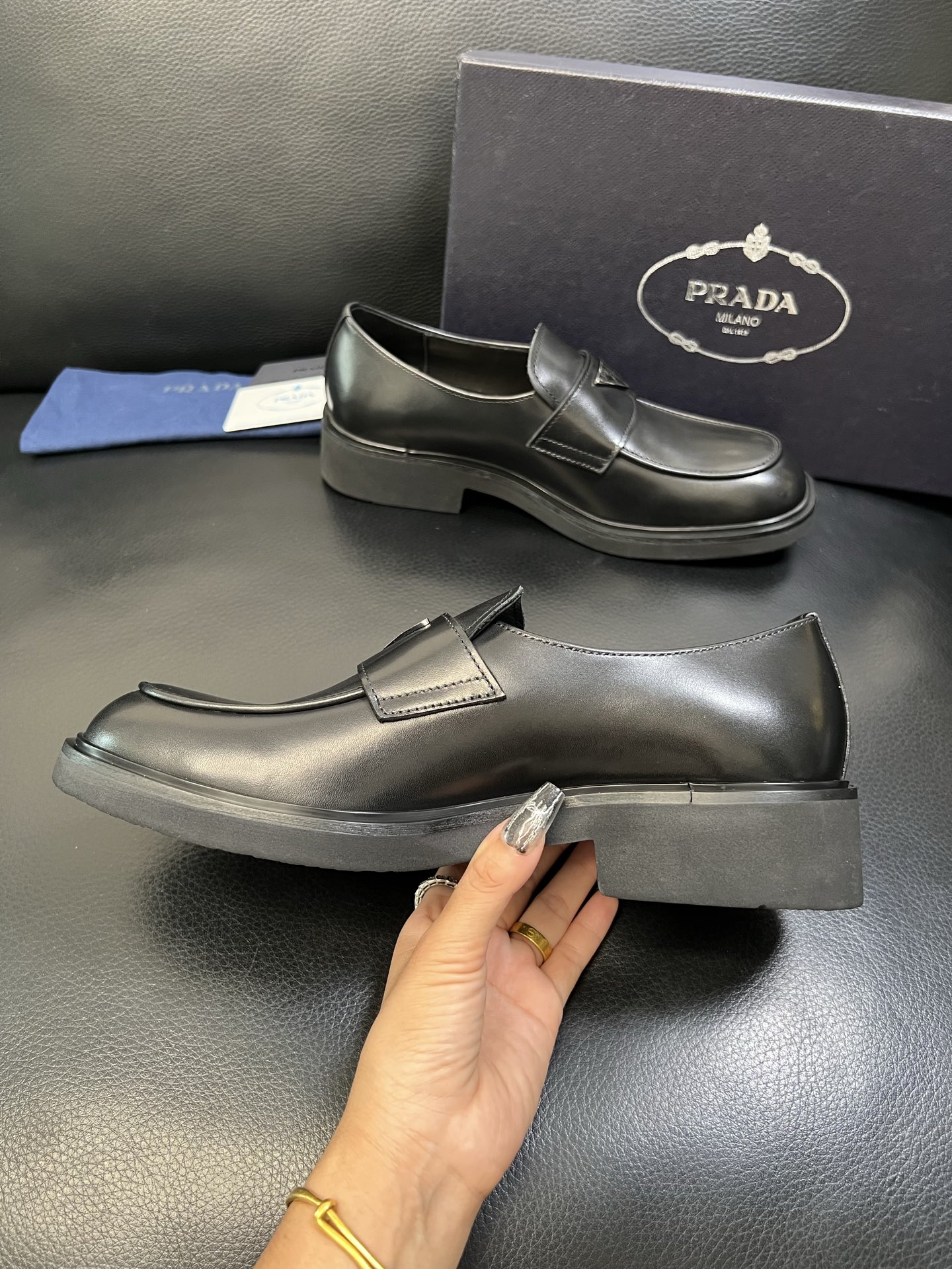 PRADA 高品质 顶级工艺品 普拉达 专柜同步 原厂配置，意大利进口原版牛皮面料，透气舒适进口水染牛里