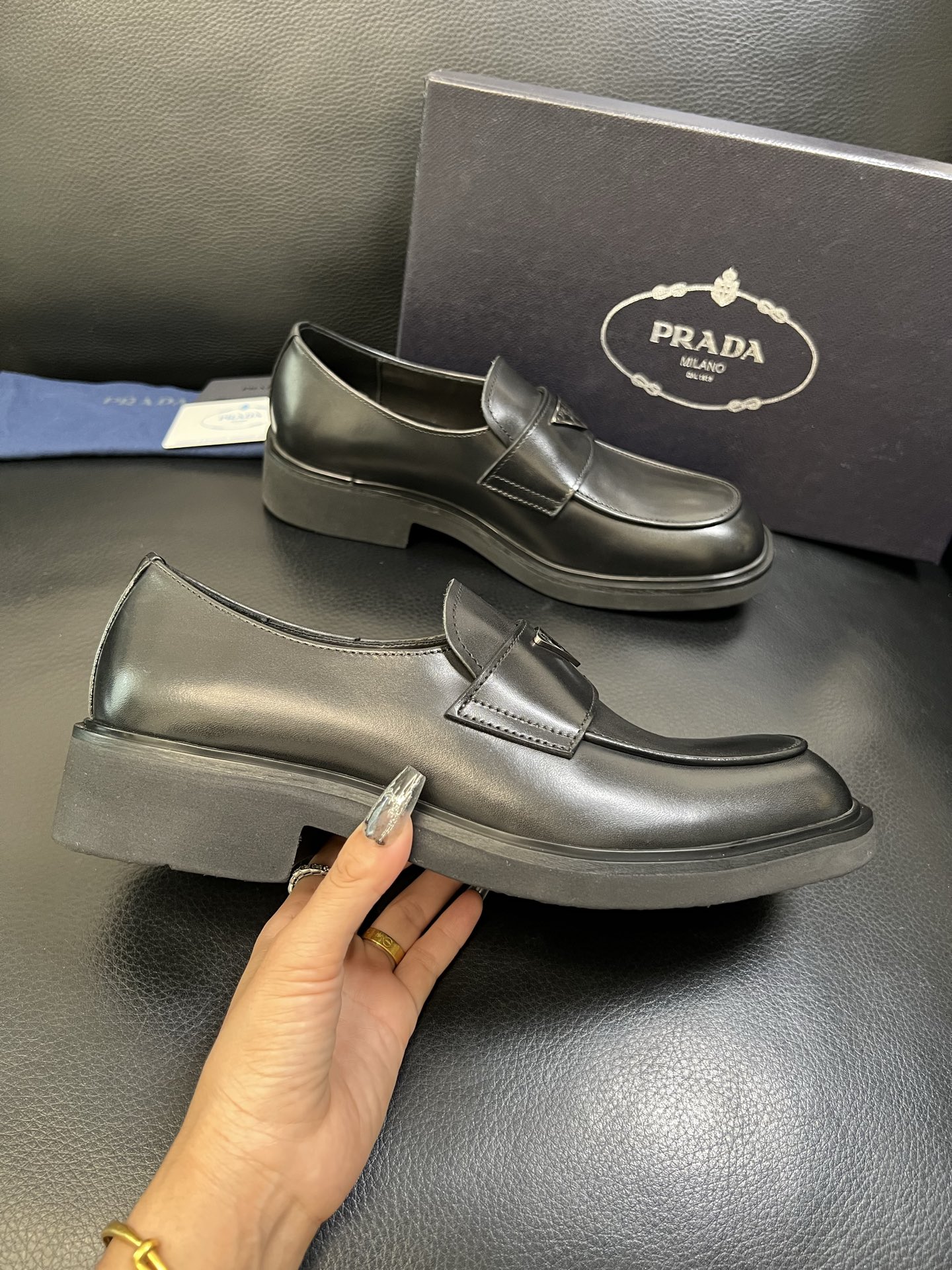 PRADA 高品质 顶级工艺品 普拉达 专柜同步 原厂配置，意大利进口原版牛皮面料，透气舒适进口水染牛里