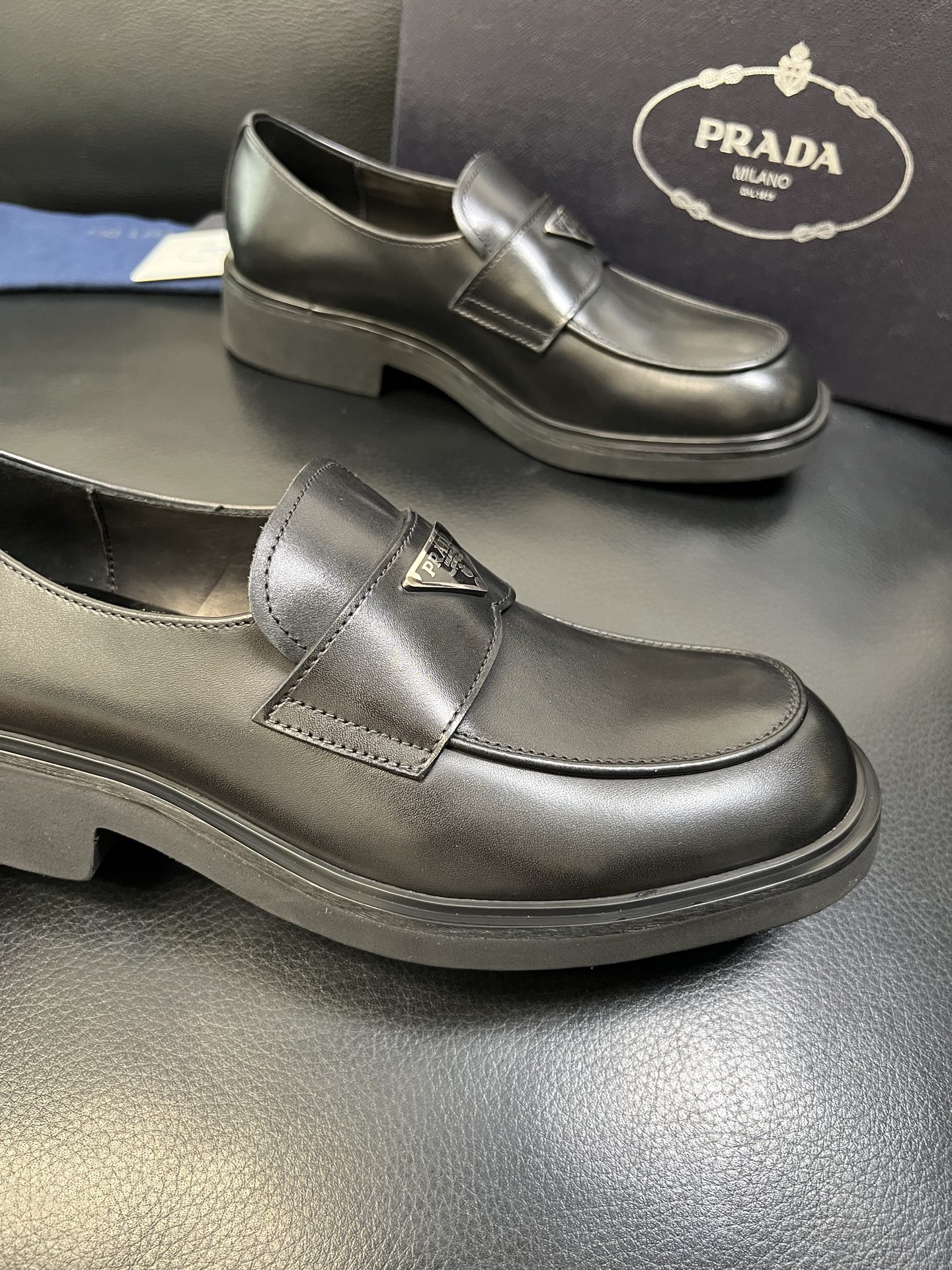 PRADA 高品质 顶级工艺品 普拉达 专柜同步 原厂配置，意大利进口原版牛皮面料，透气舒适进口水染牛里