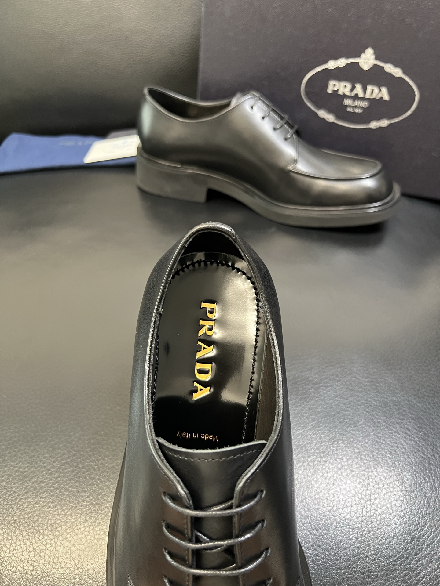 PRADA 高品质 顶级工艺品 普拉达 专柜同步 原厂配置，意大利进口原版牛皮面料，透气舒适进口水染牛里