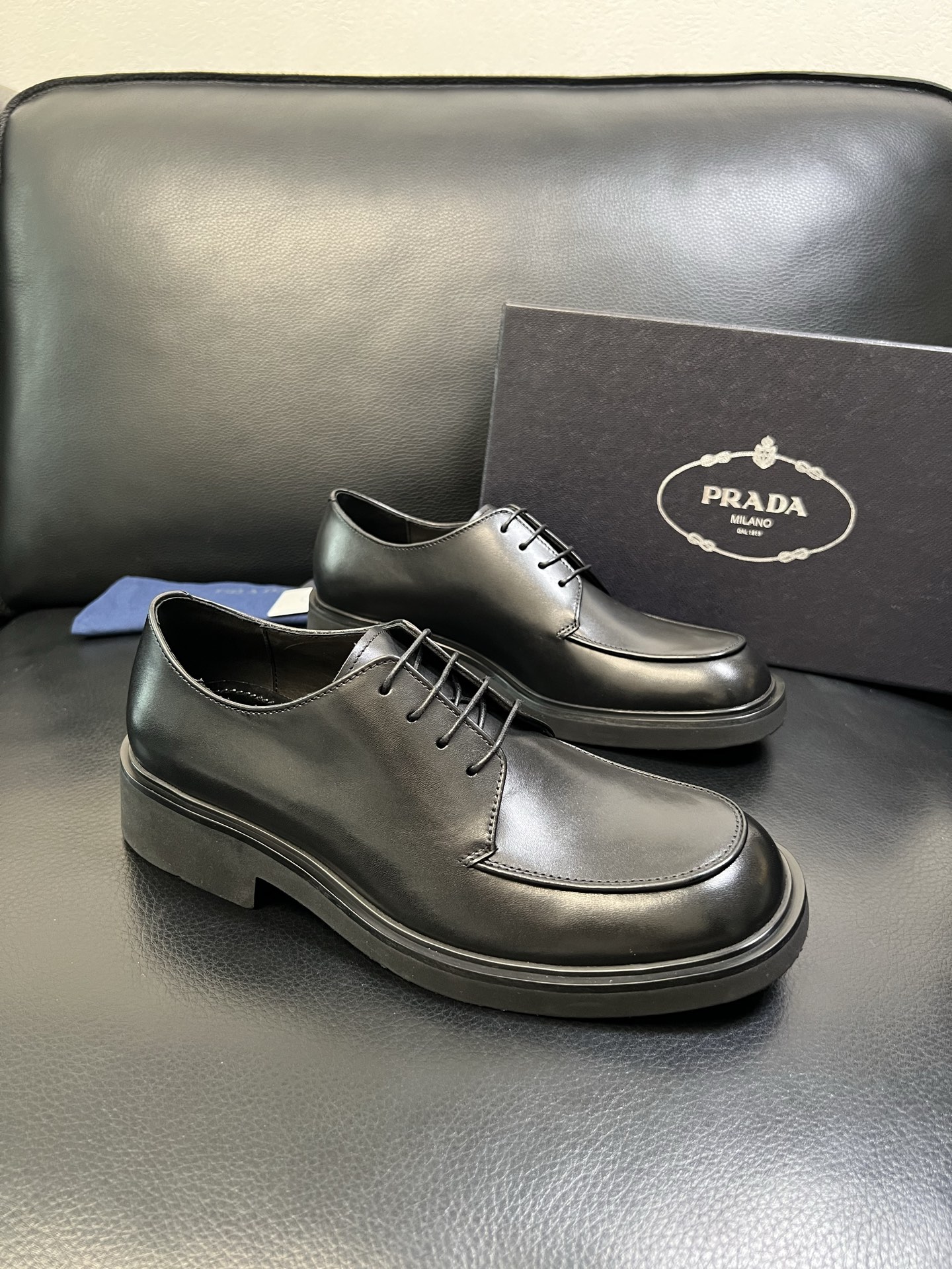 PRADA 高品质 顶级工艺品 普拉达 专柜同步 原厂配置，意大利进口原版牛皮面料，透气舒适进口水染牛里