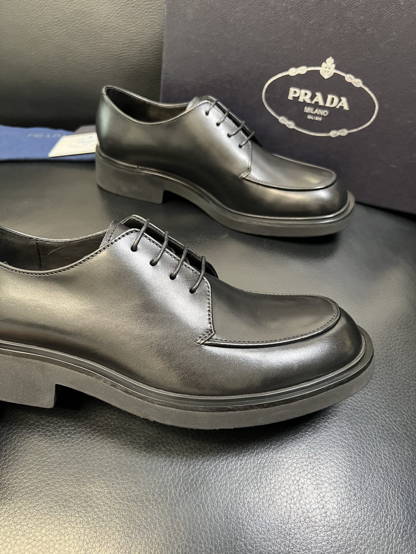 PRADA 高品质 顶级工艺品 普拉达 专柜同步 原厂配置，意大利进口原版牛皮面料，透气舒适进口水染牛里