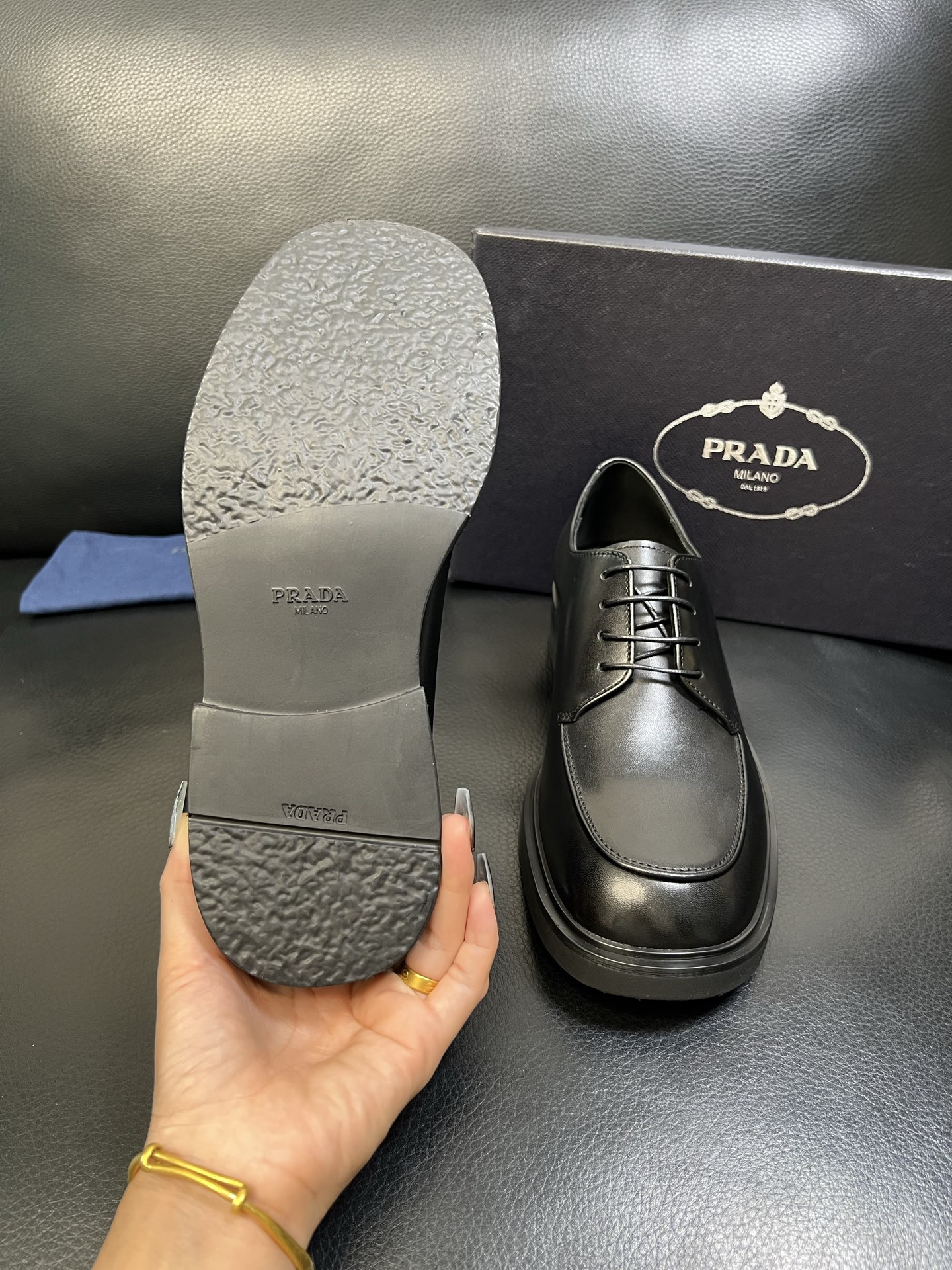 PRADA 高品质 顶级工艺品 普拉达 专柜同步 原厂配置，意大利进口原版牛皮面料，透气舒适进口水染牛里